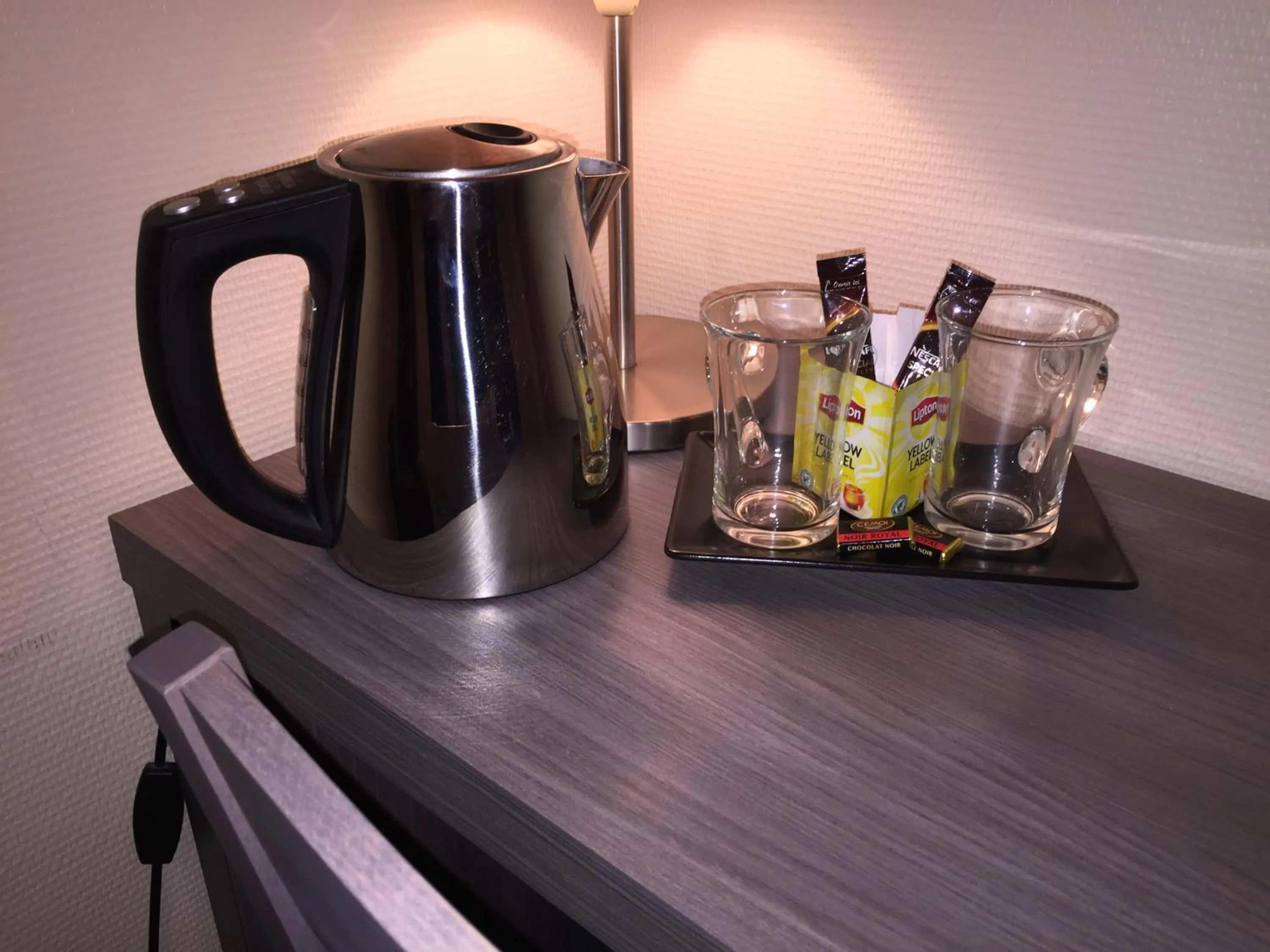 Coffee/tea facilities in Hôtel de L'Avenue