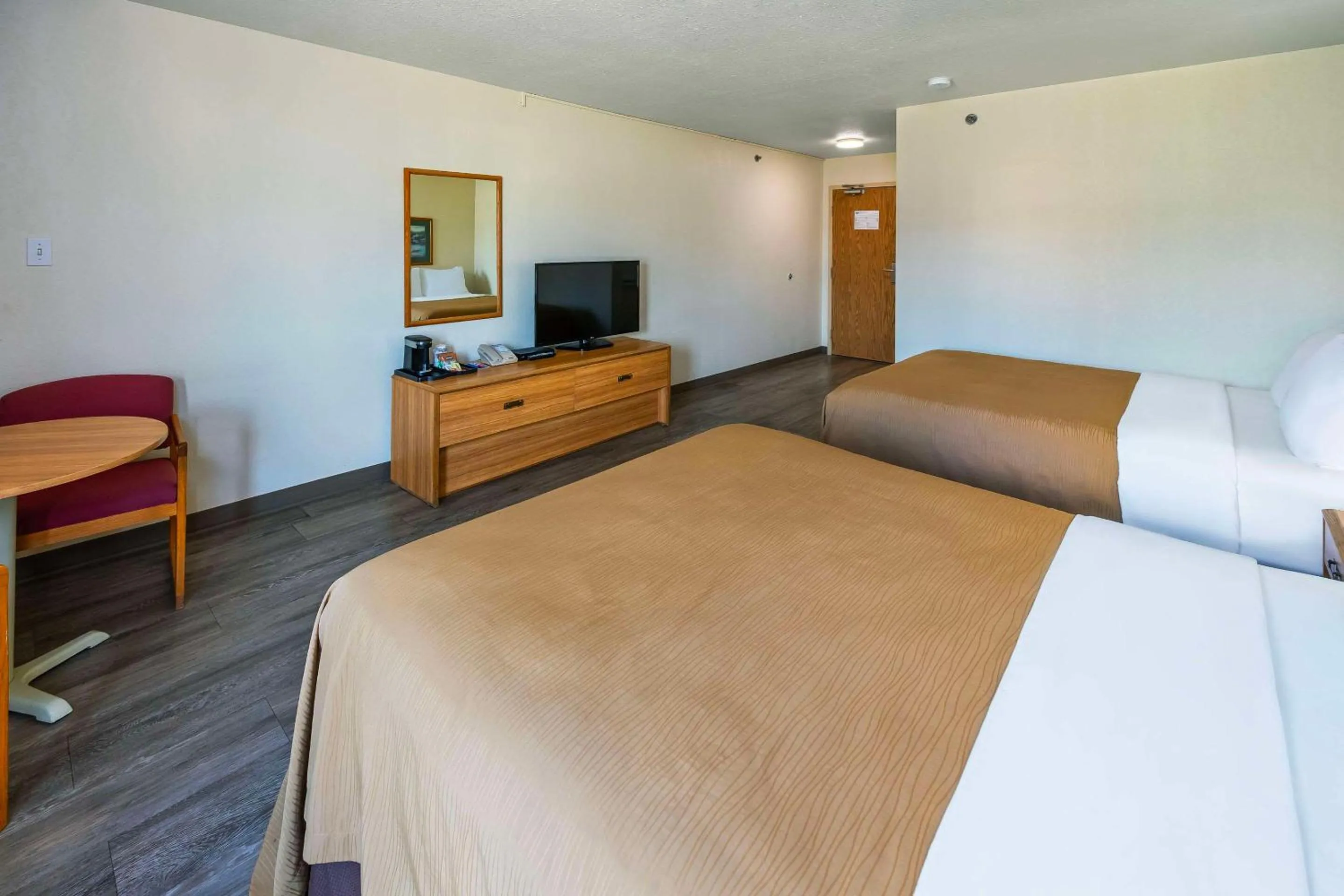 Bedroom, Bed in Rodeway Inn