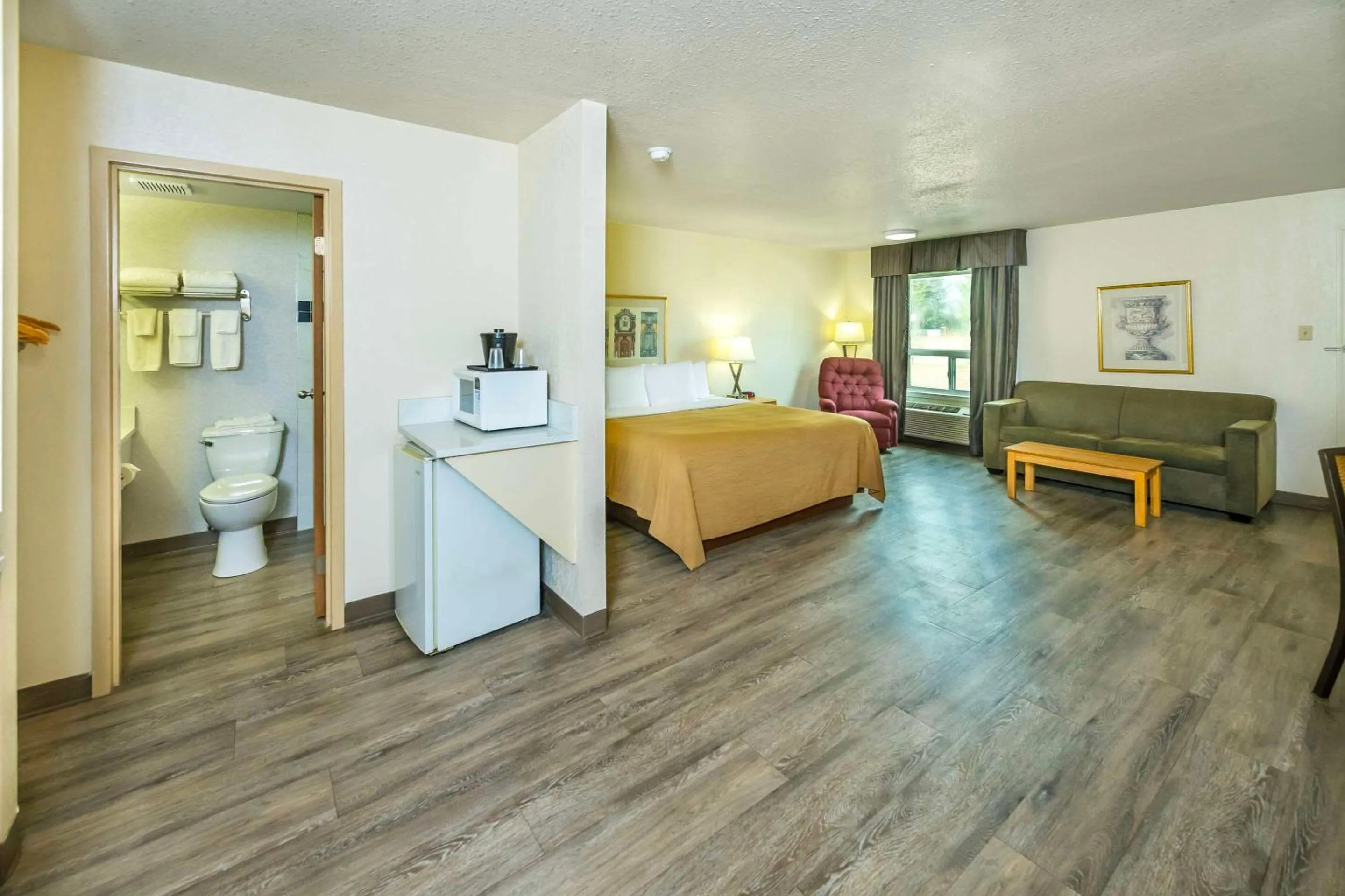 Bedroom, Bed in Rodeway Inn