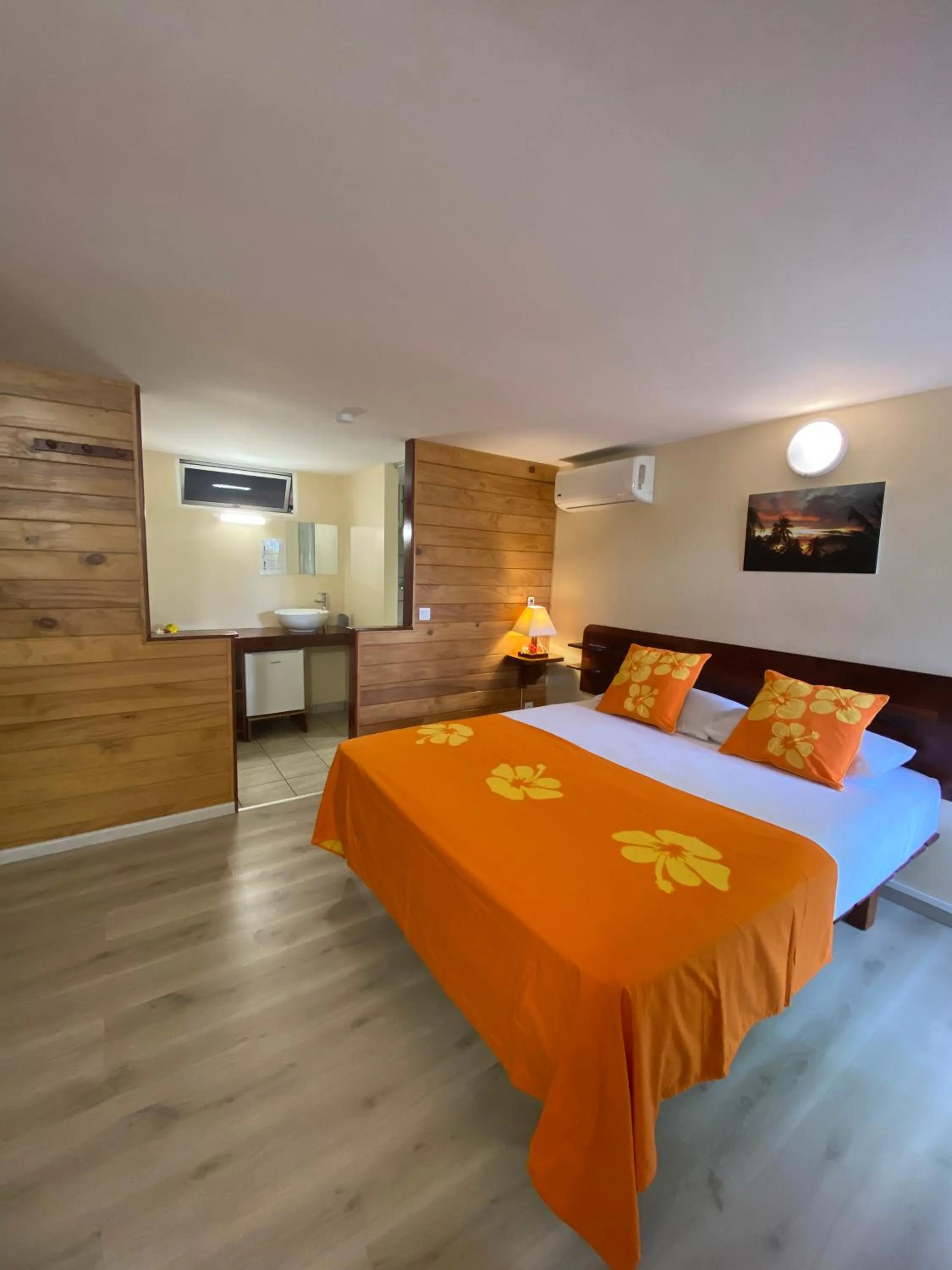 Photo of the whole room, Bed in BORA BORA HOLIDAY'S LODGE