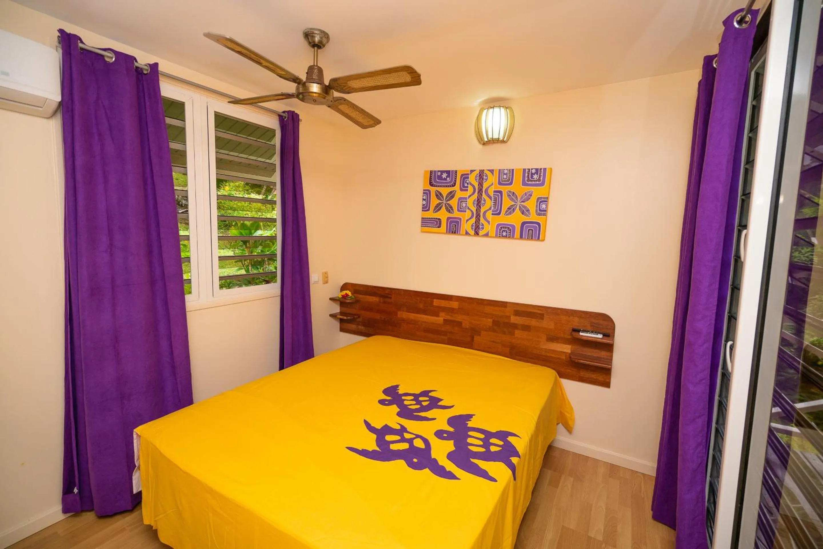 Photo of the whole room, Bed in BORA BORA HOLIDAY'S LODGE