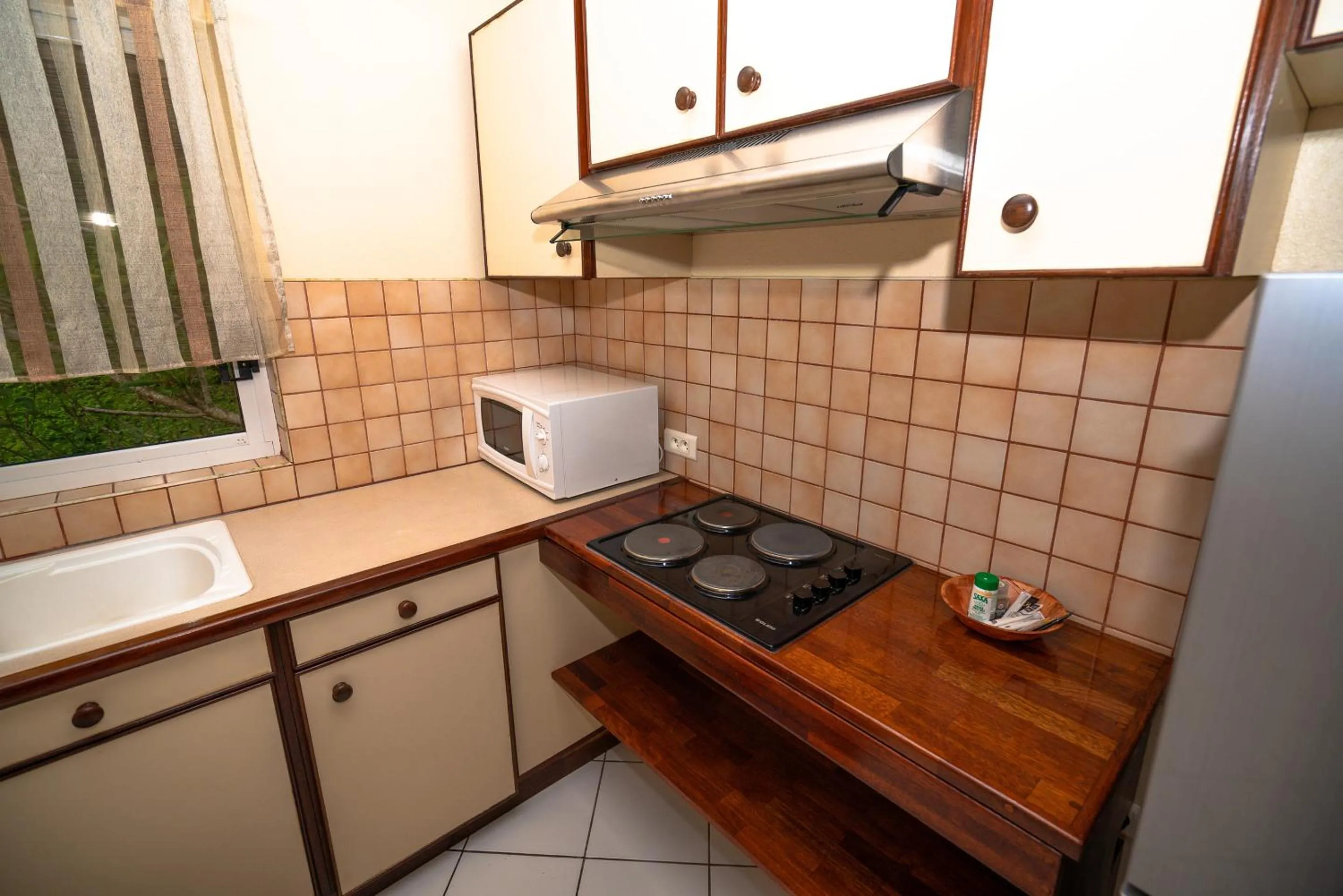 Kitchen or kitchenette in BORA BORA HOLIDAY'S LODGE