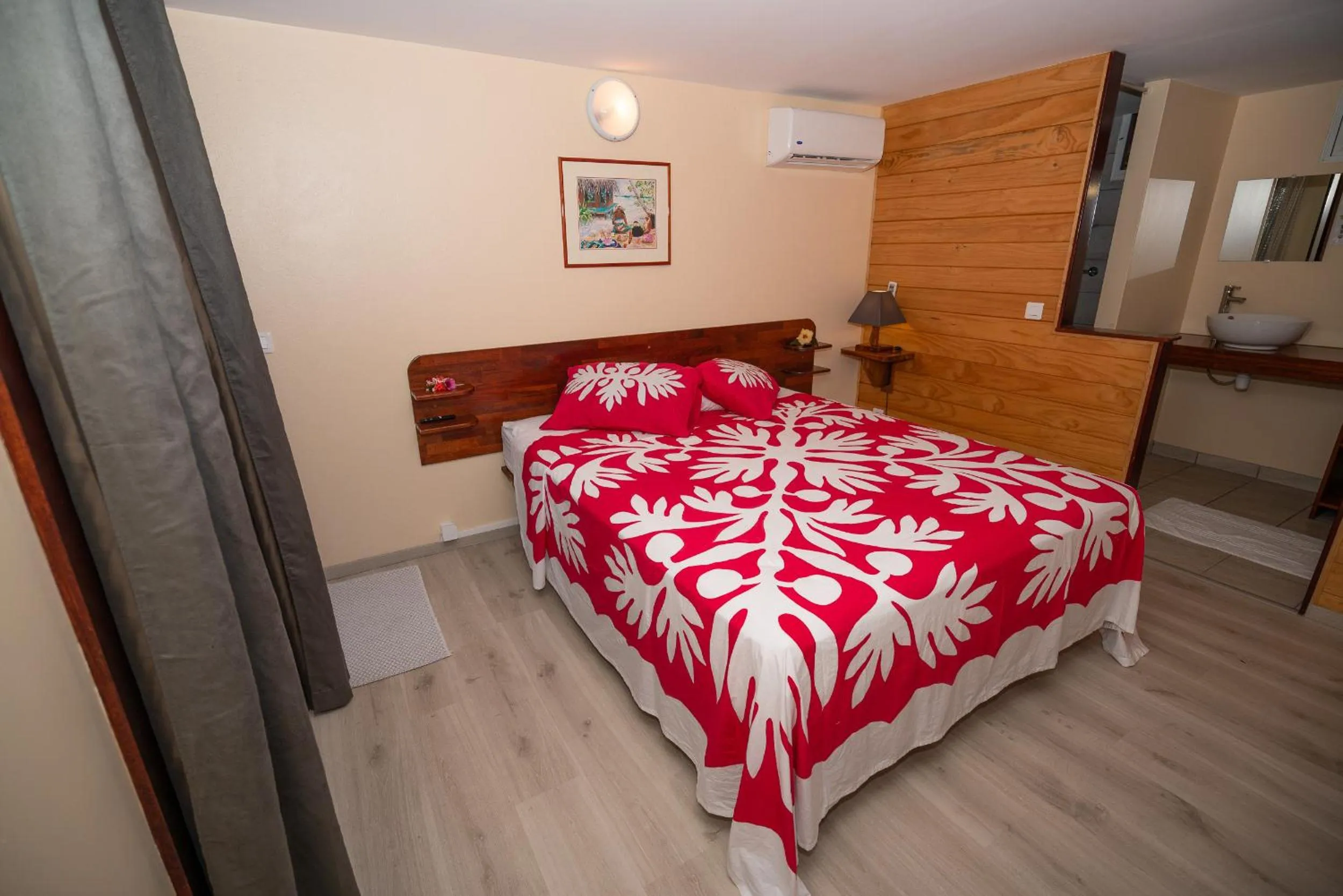 Photo of the whole room, Bed in BORA BORA HOLIDAY'S LODGE