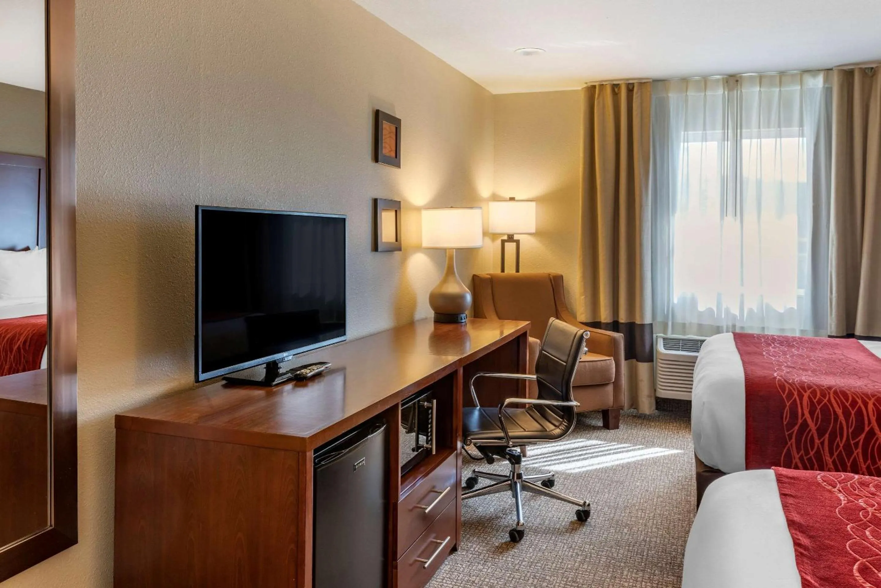 Photo of the whole room, Bed in Comfort Inn Roseburg