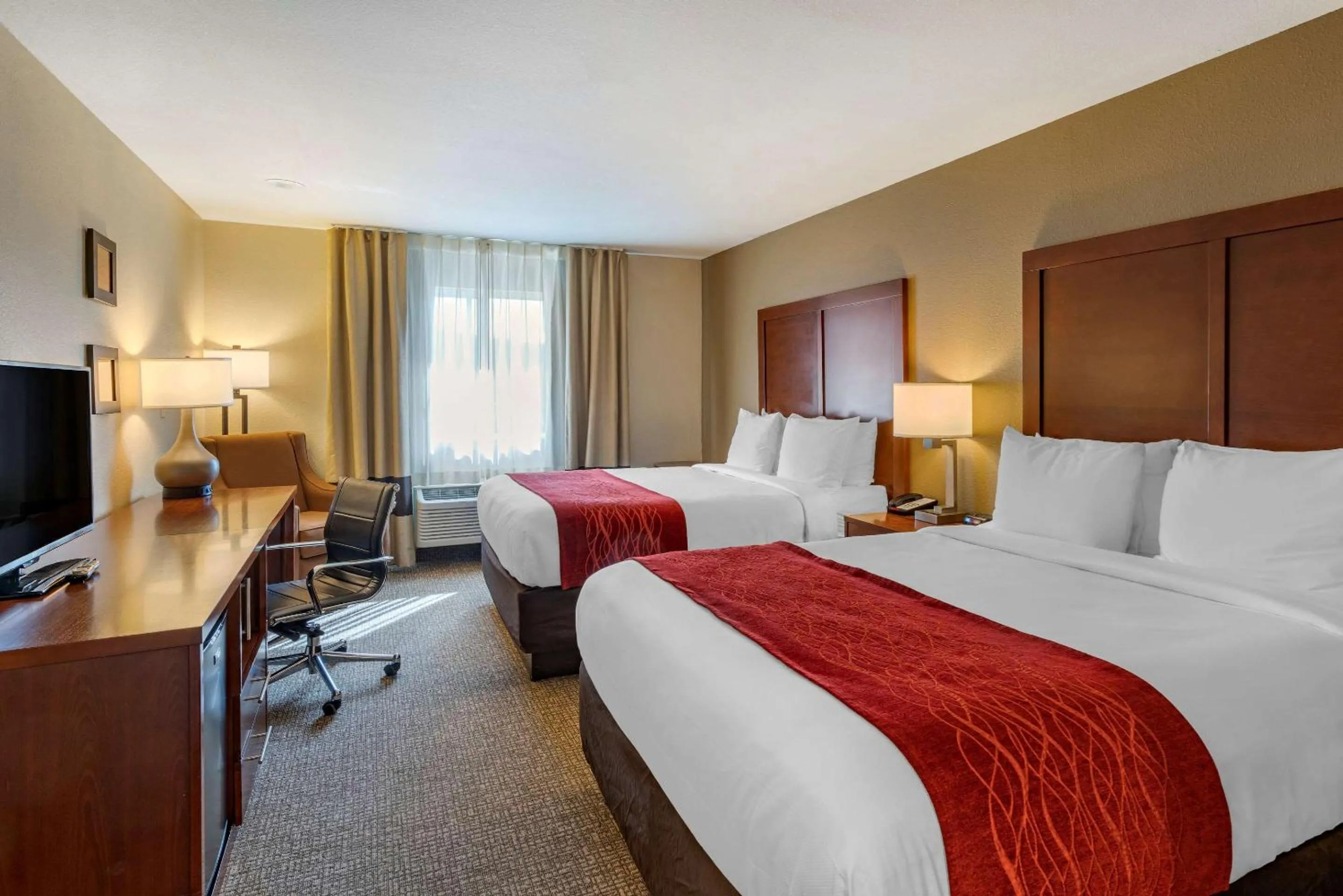 Photo of the whole room, Bed in Comfort Inn Roseburg