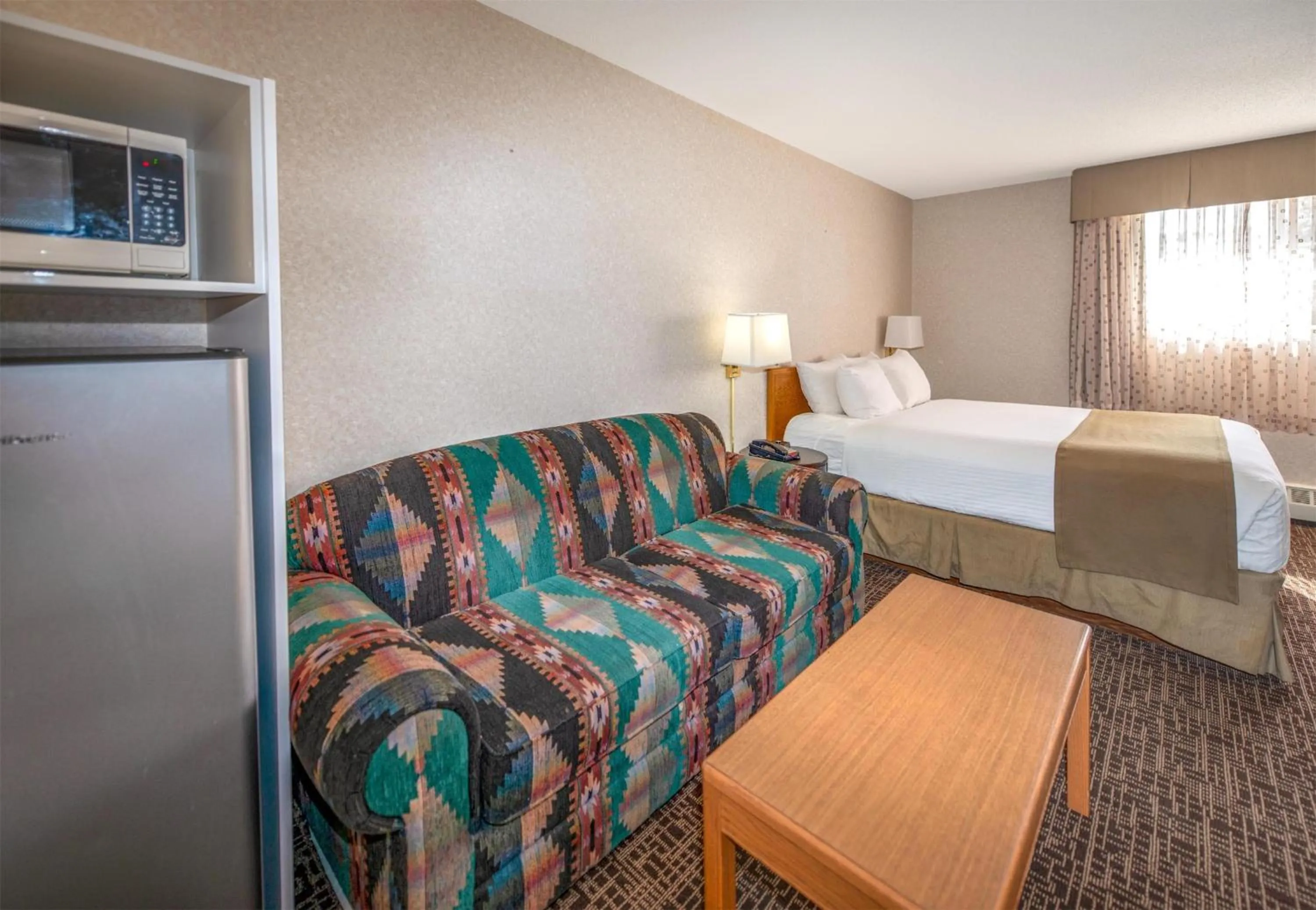 Bedroom, Bed in Coast Fort St John Hotel