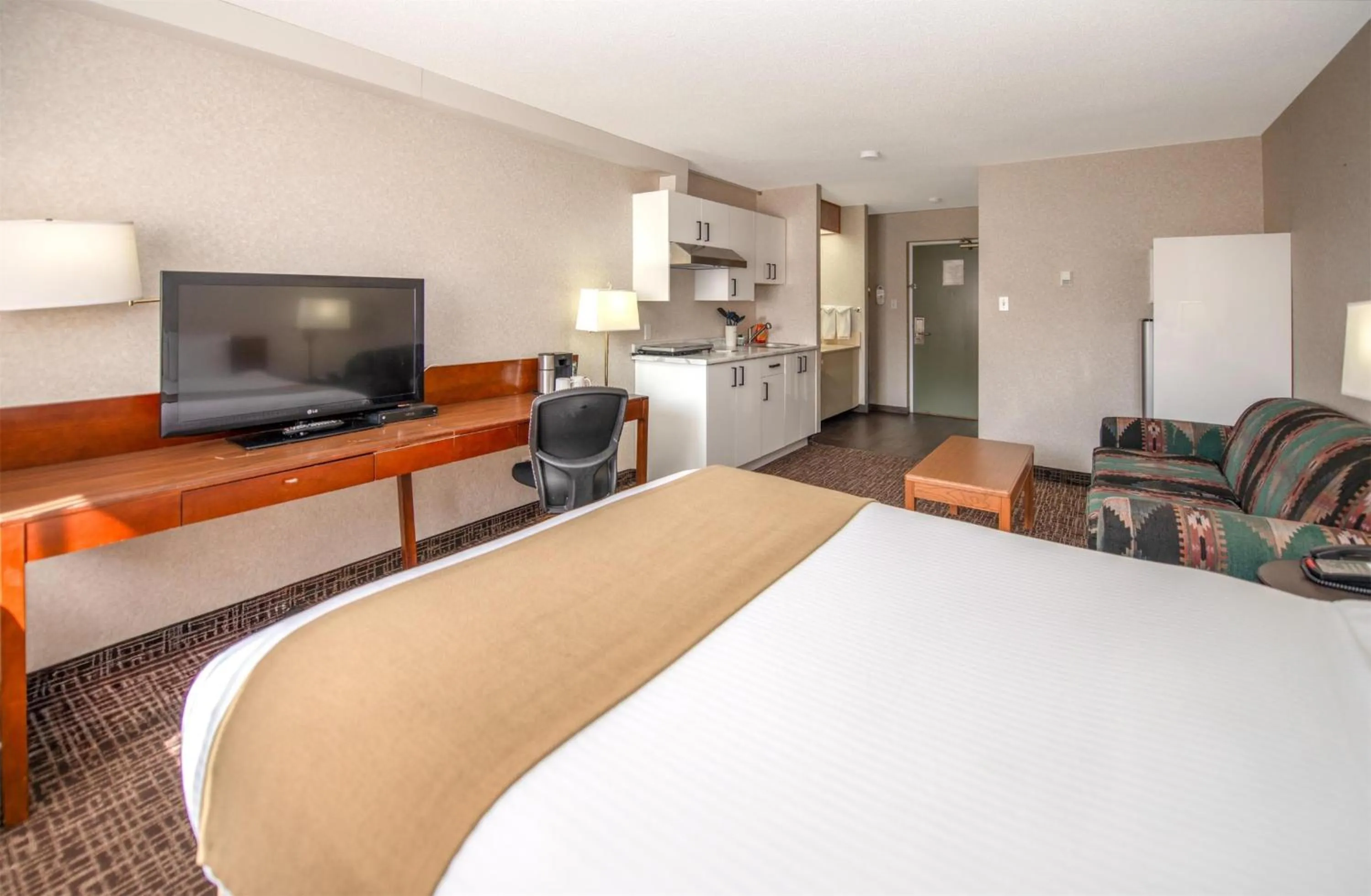 Bedroom, Bed in Coast Fort St John Hotel