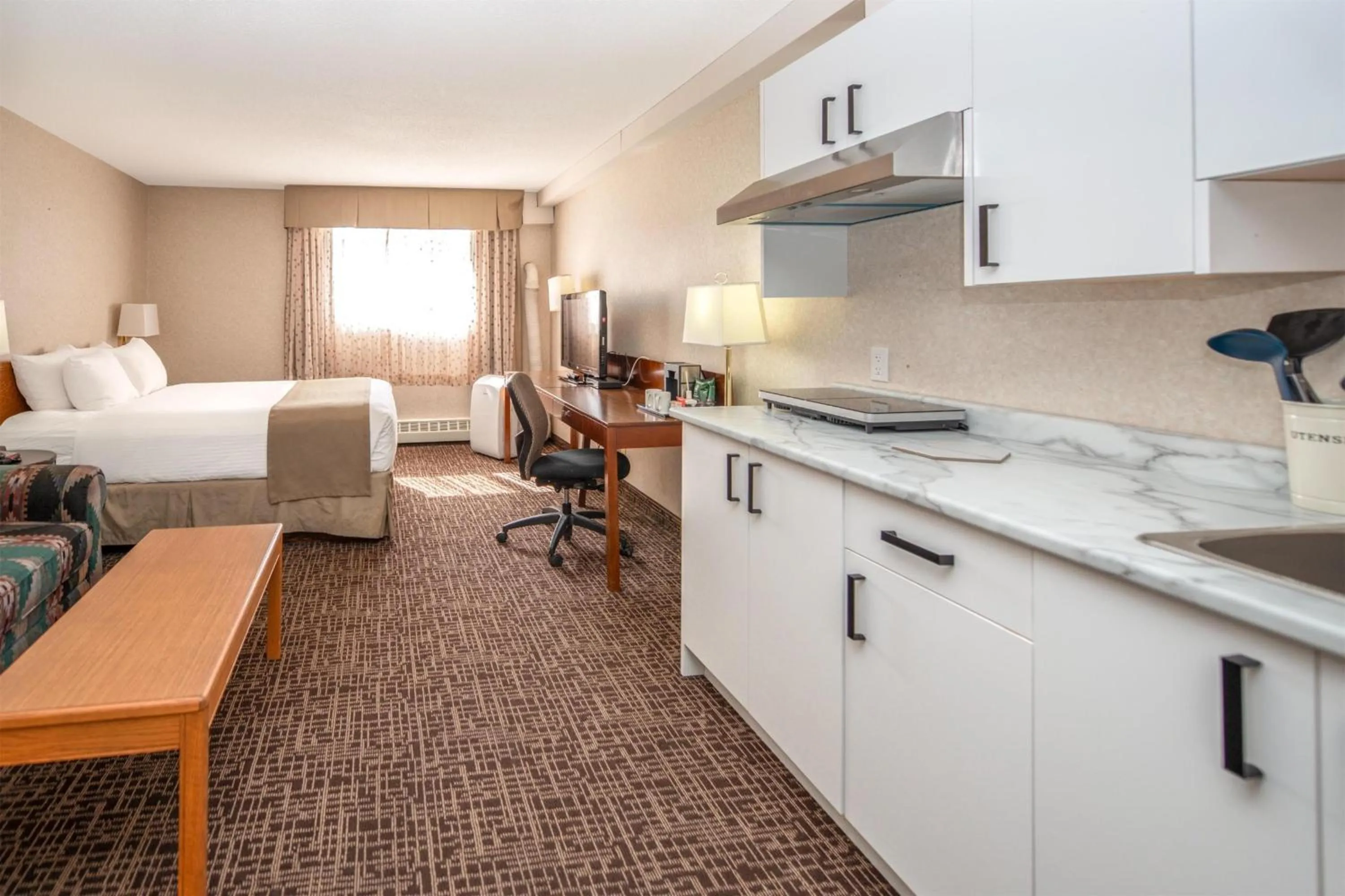 Bedroom, Bed in Coast Fort St John Hotel