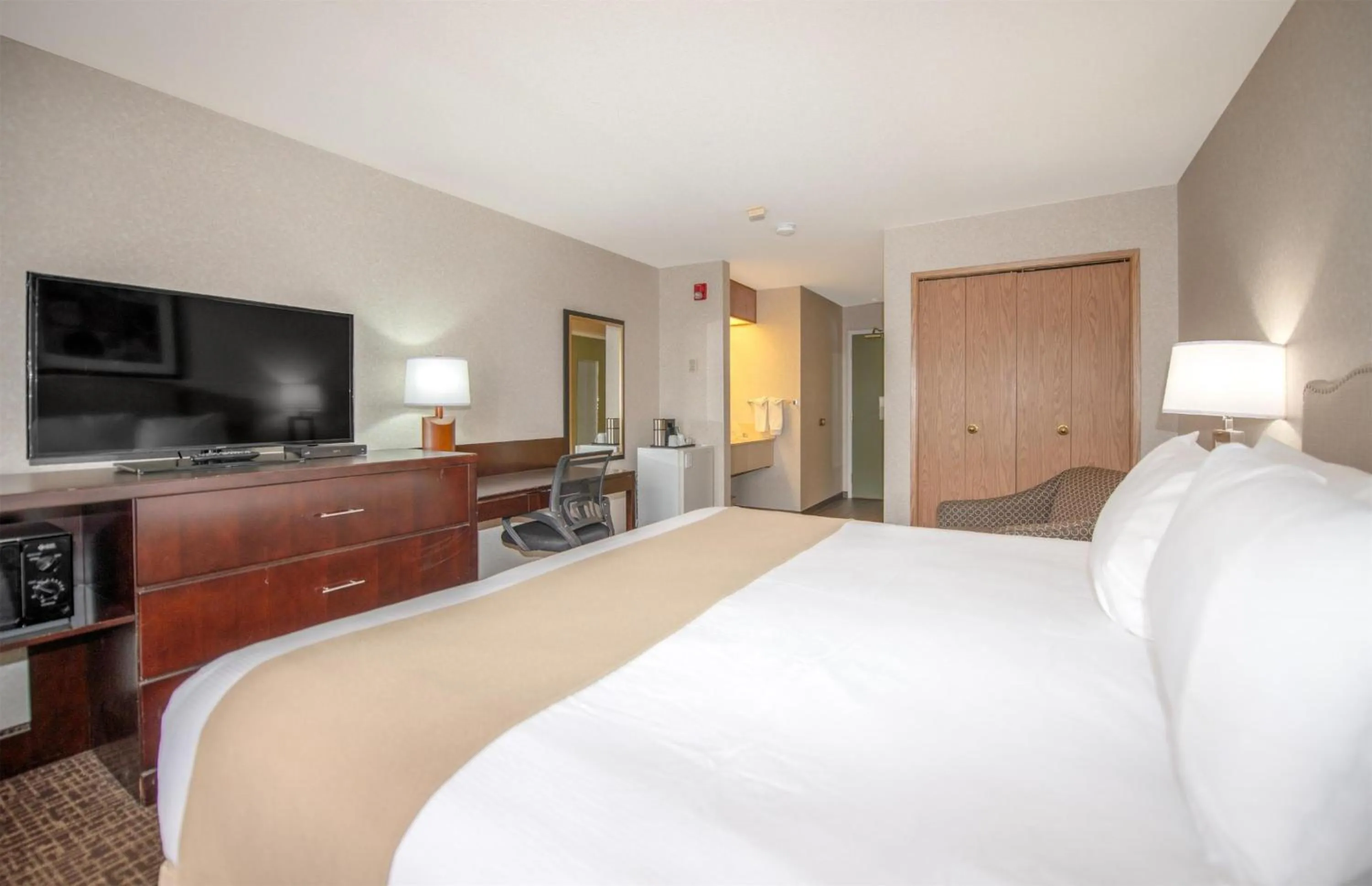 Bedroom, Bed in Coast Fort St John Hotel