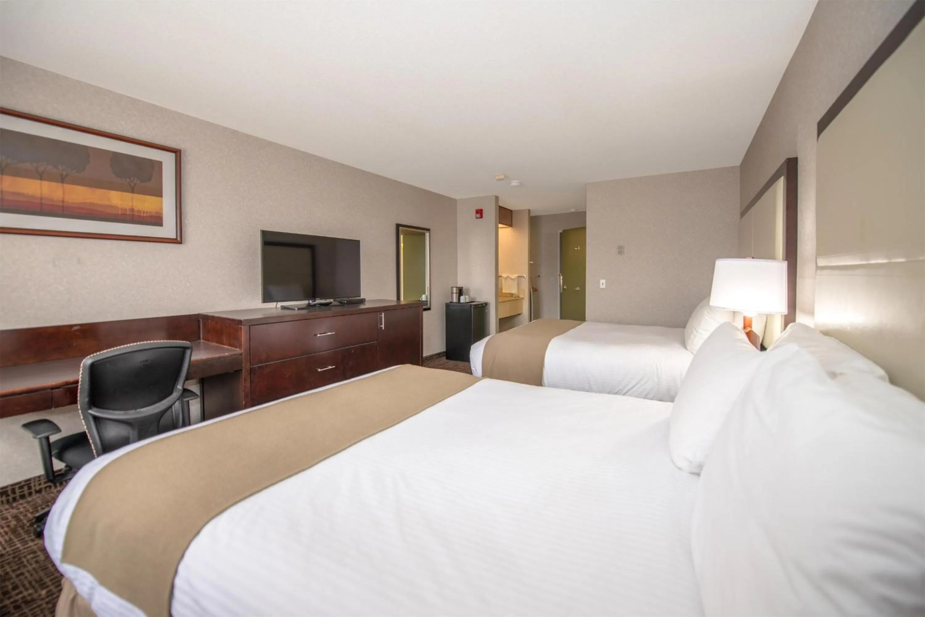 Bedroom, Bed in Coast Fort St John Hotel