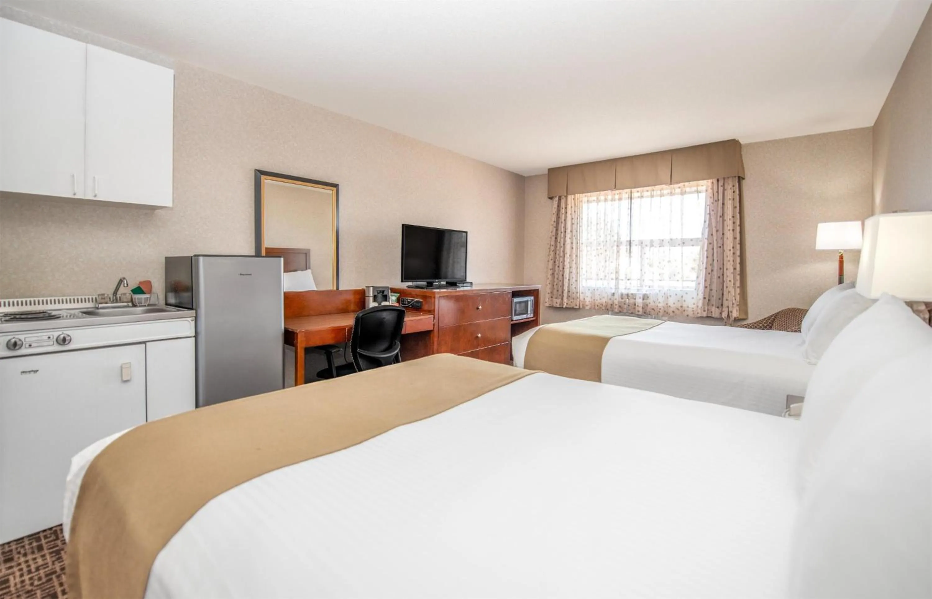 Bedroom, Bed in Coast Fort St John Hotel