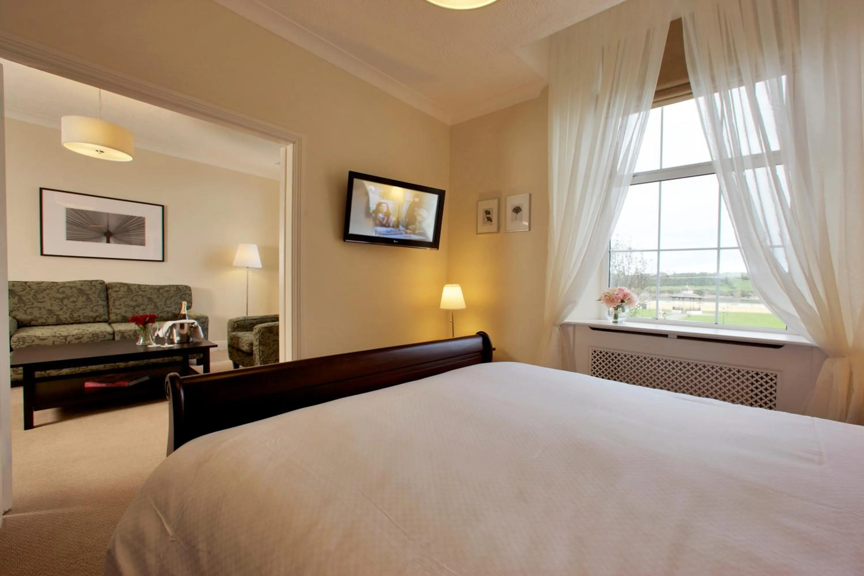 Bedroom in Walter Raleigh Hotel