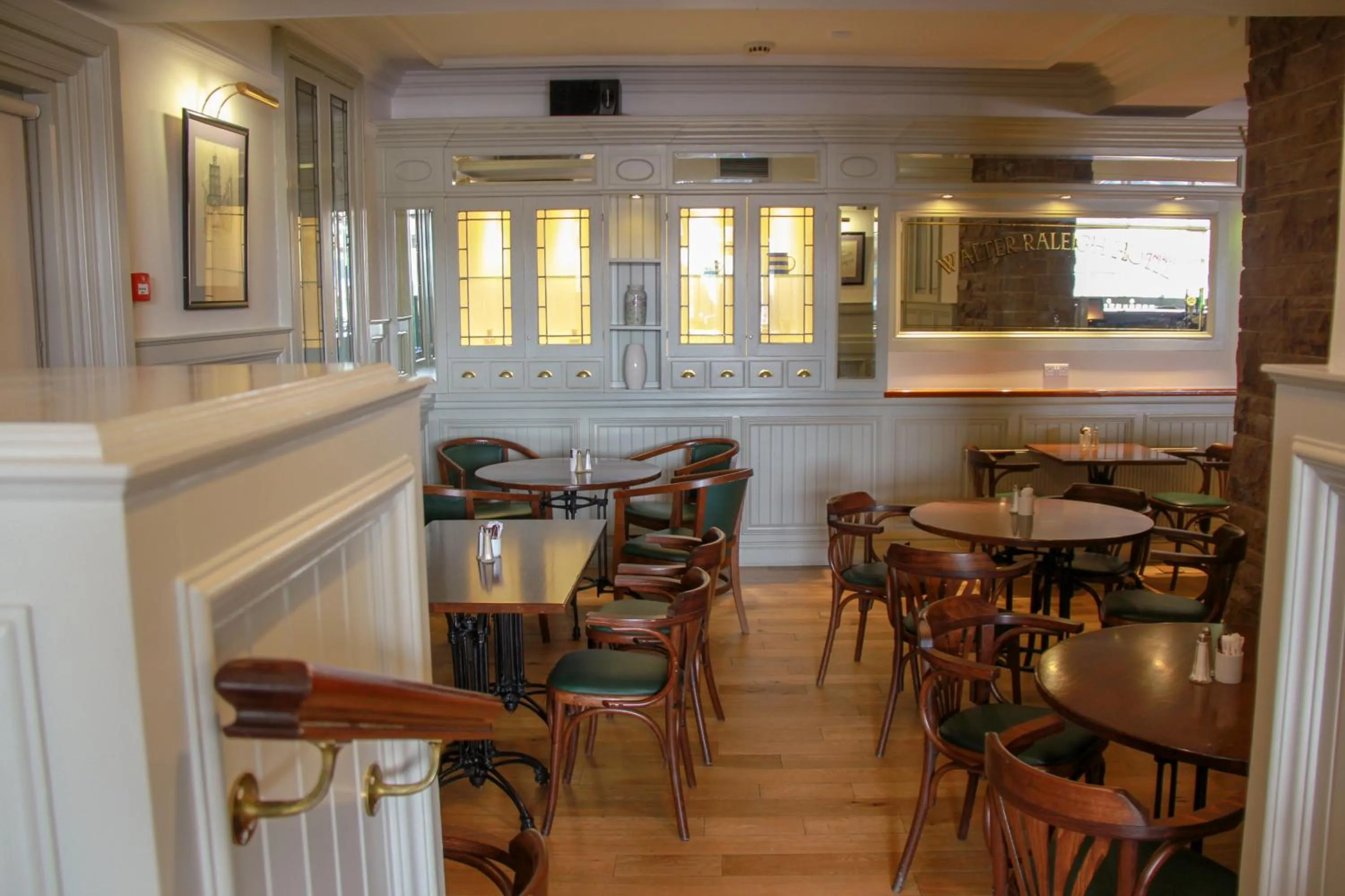 Lounge or bar in Walter Raleigh Hotel