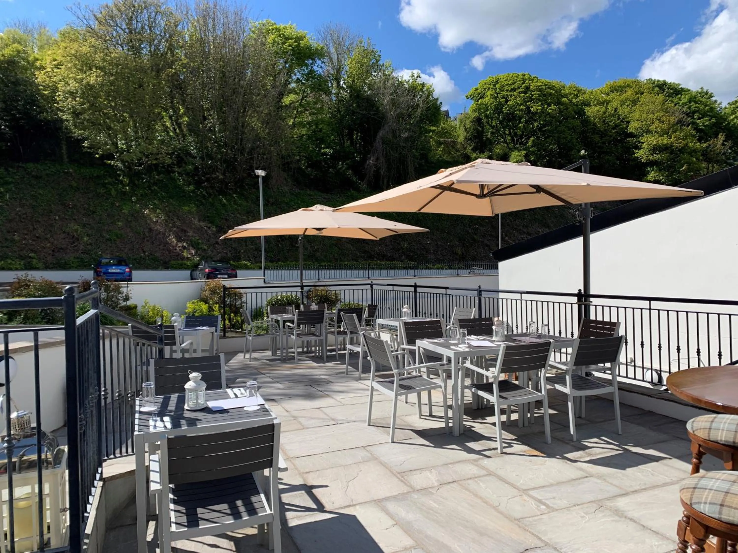 Restaurant/places to eat in Walter Raleigh Hotel