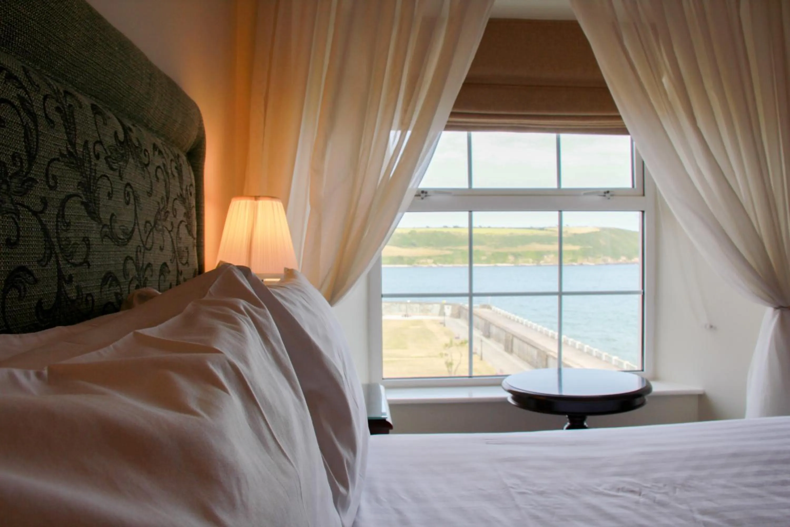 Bedroom in Walter Raleigh Hotel
