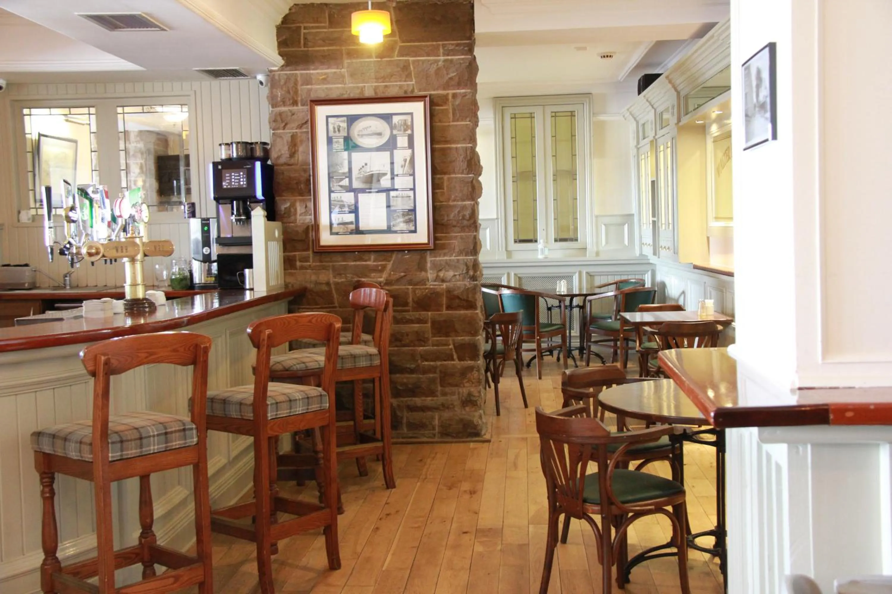 Lounge or bar in Walter Raleigh Hotel