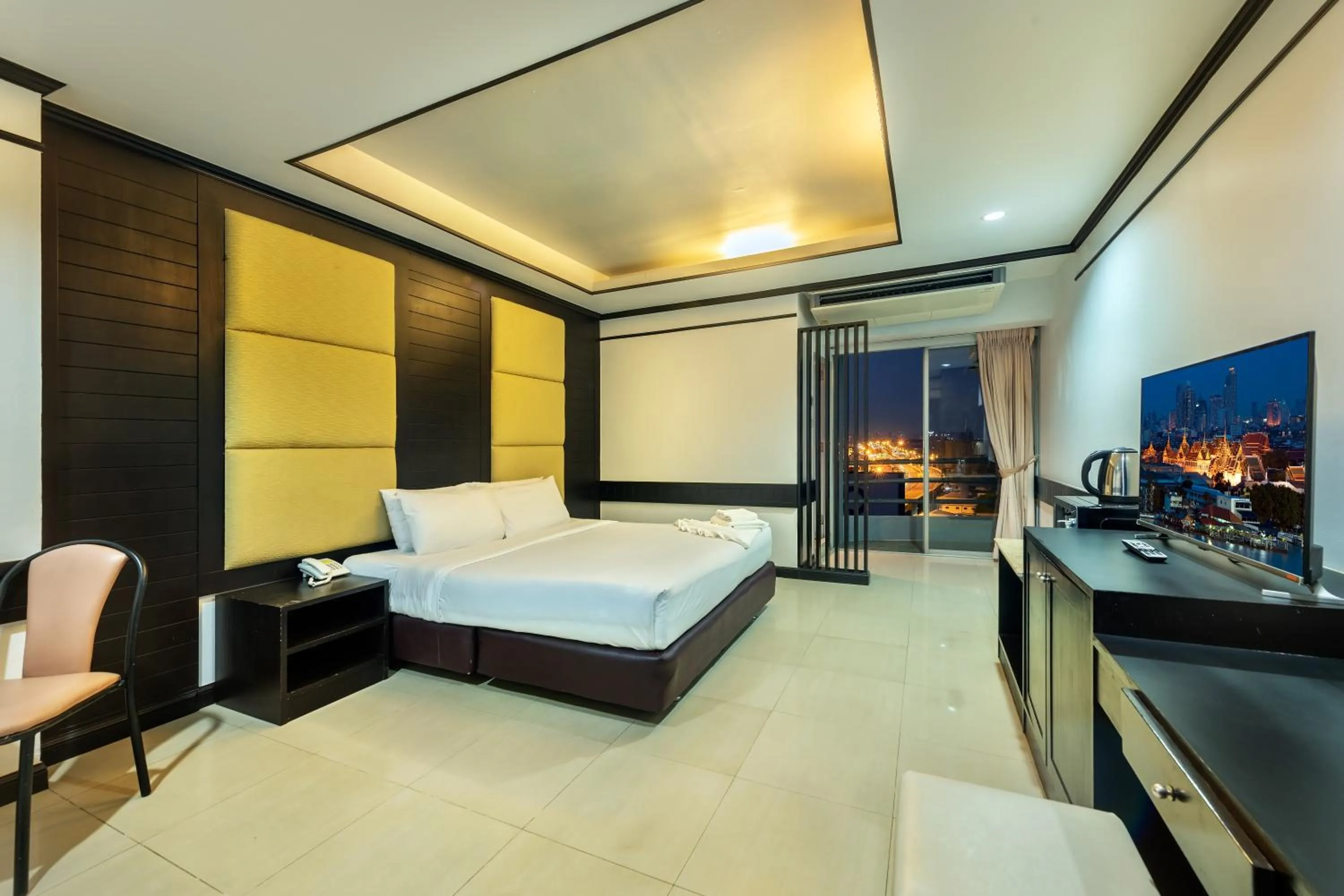 Bed in The Legacy Convention Hotel