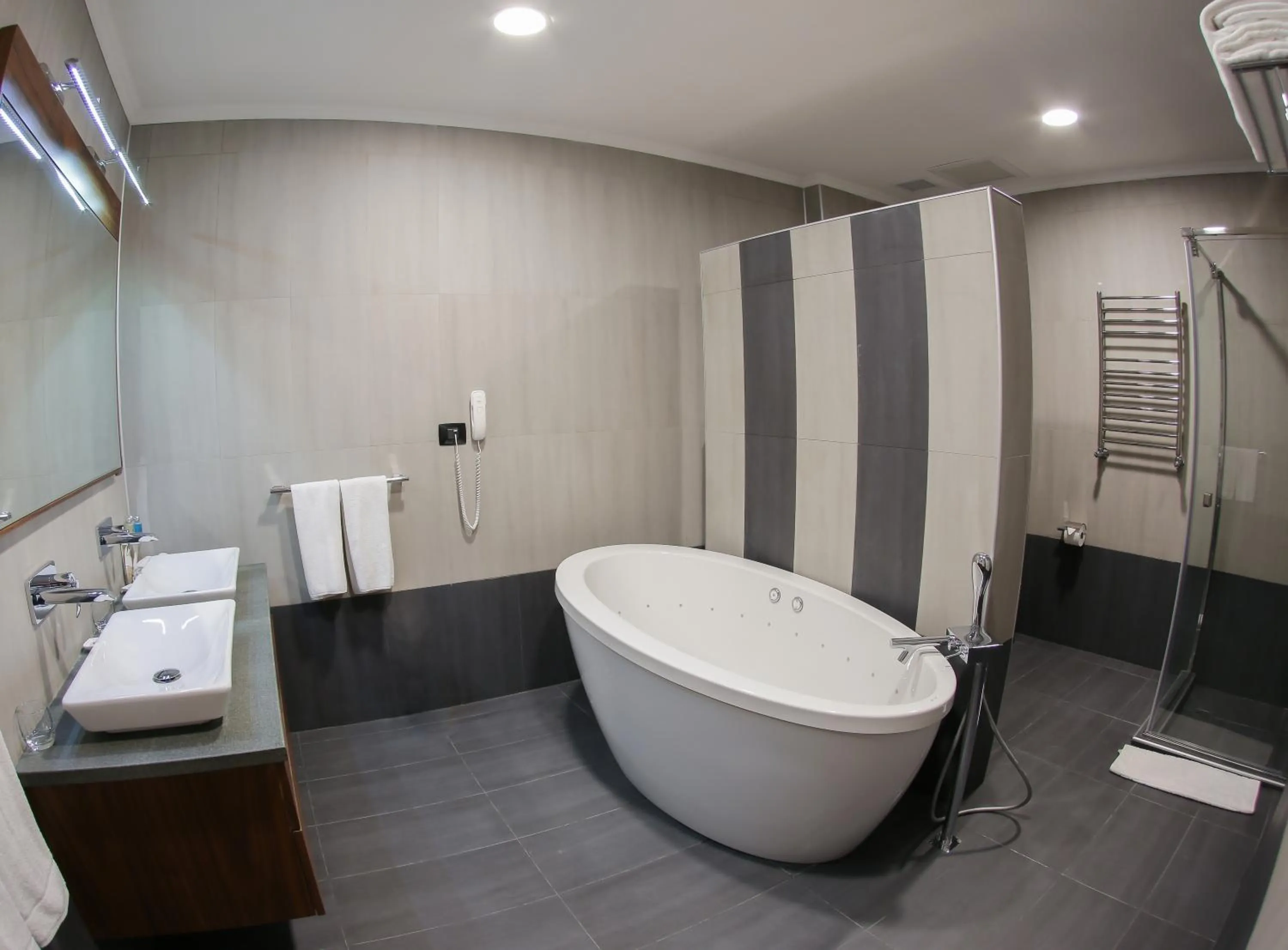 Shower in El Resort Hotel