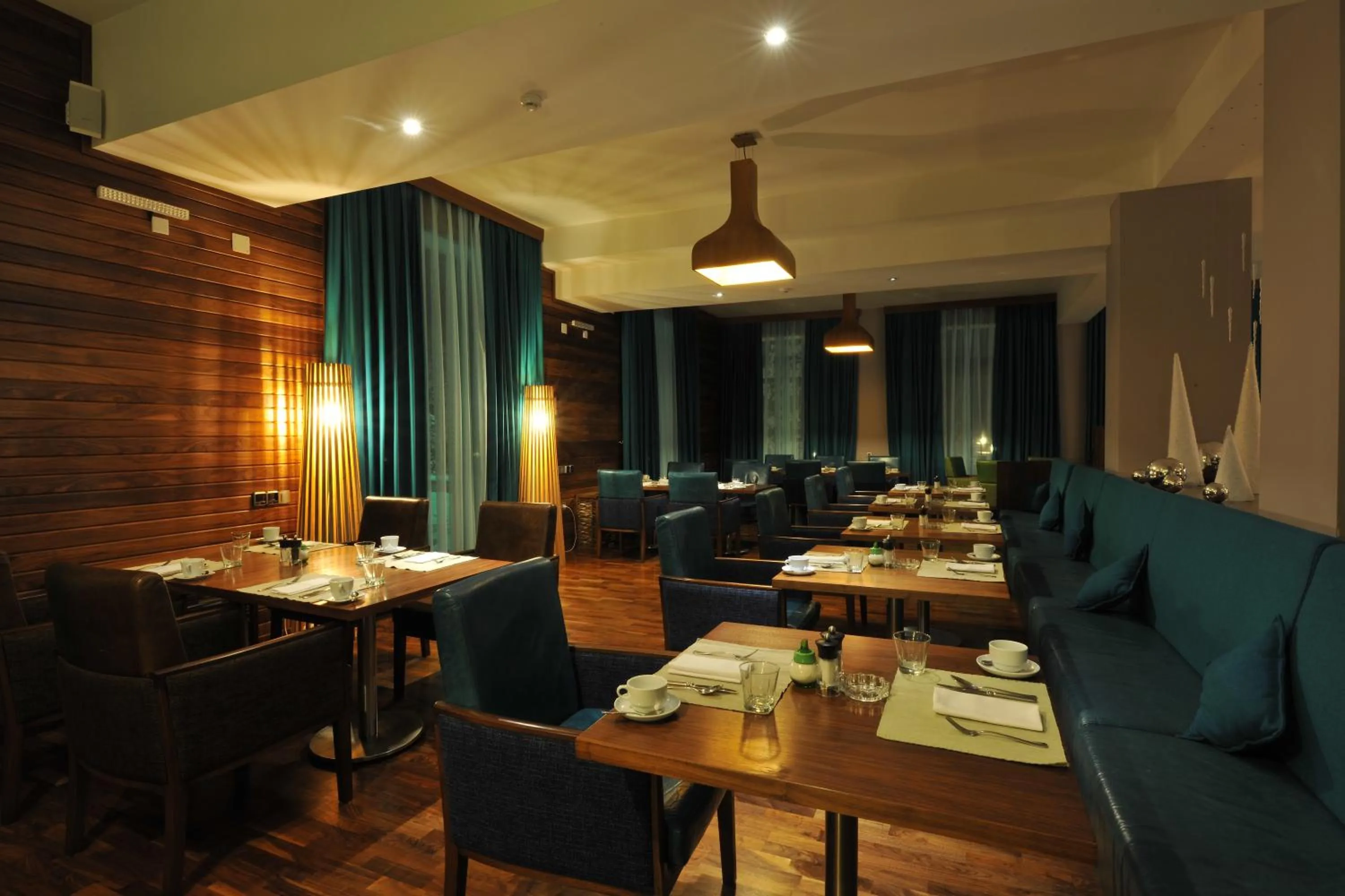 Restaurant/places to eat in El Resort Hotel