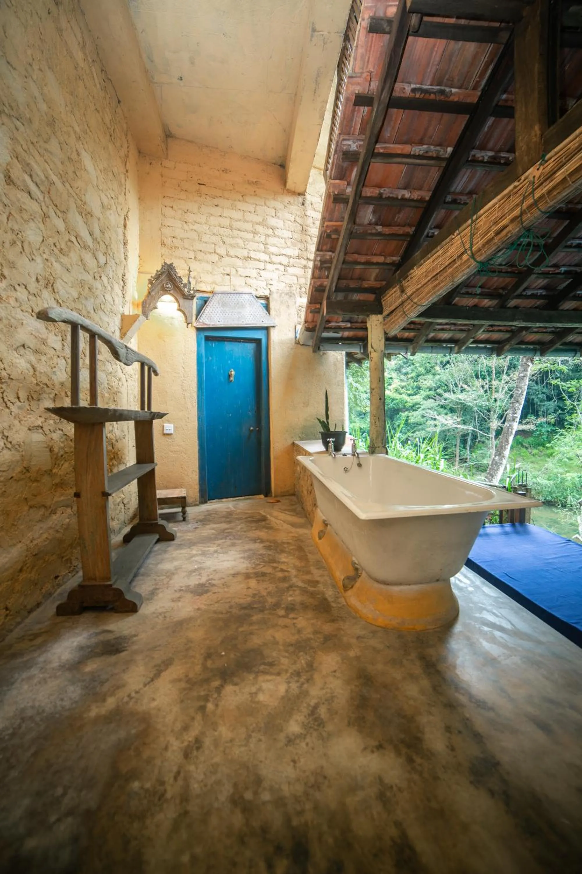 Bathroom, Bed in The Kandy Samadhicentre