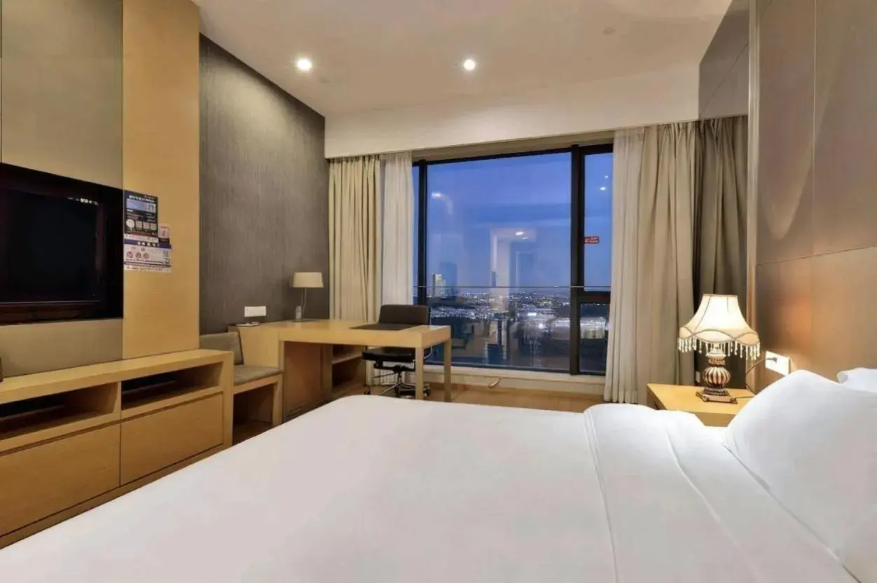 Deluxe Queen Room in HeeFun Apartment GZ -Poly World Trading Center-walking distance to Canton Fair Deluxe Queen Room in HeeFun Apartment GZ -Poly World Trading Center-walking distance to Canton Fair