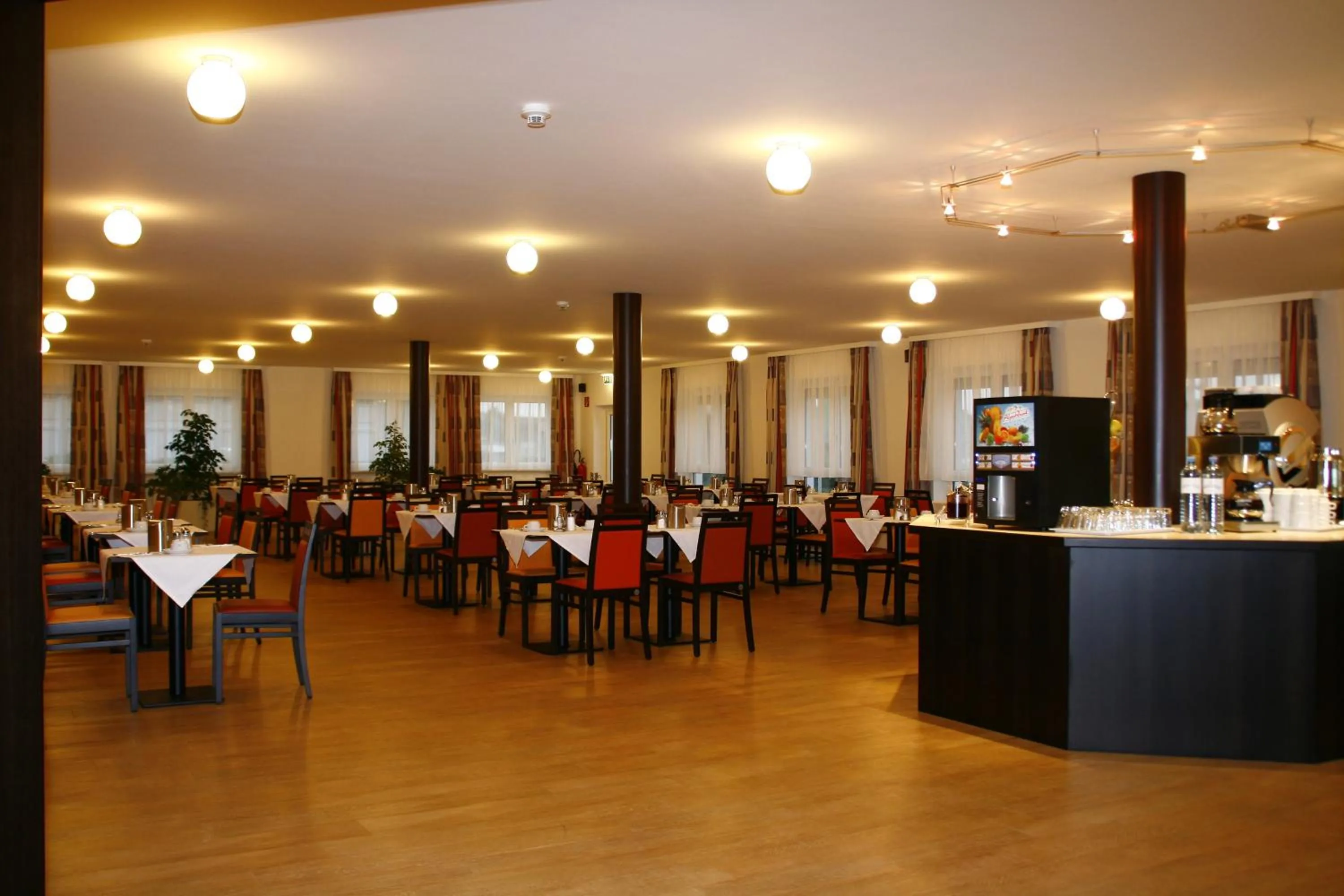 Restaurant/places to eat in G&K Hotel