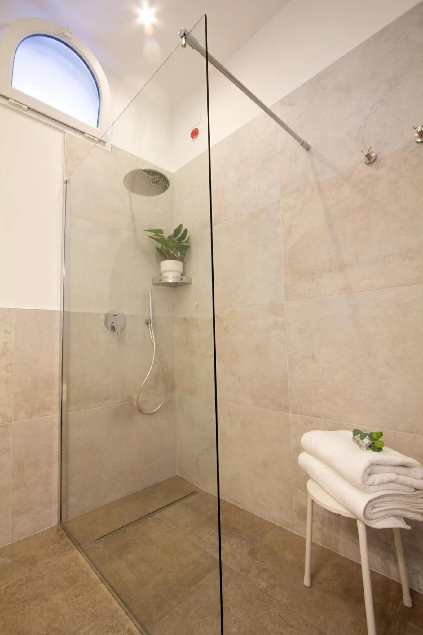 Shower in Hotel Benacus Torri del Benaco