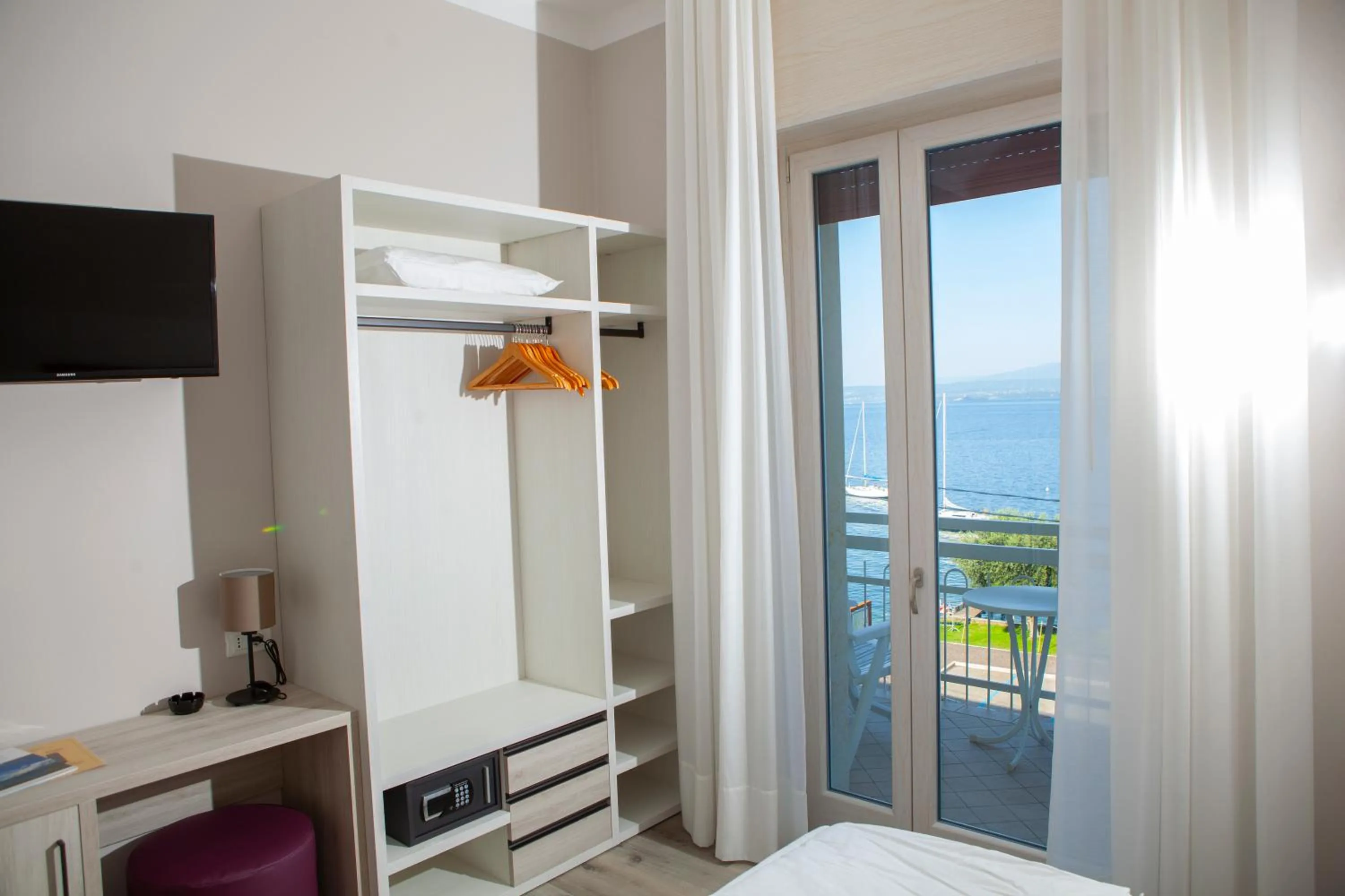 Bed in Hotel Benacus Torri del Benaco