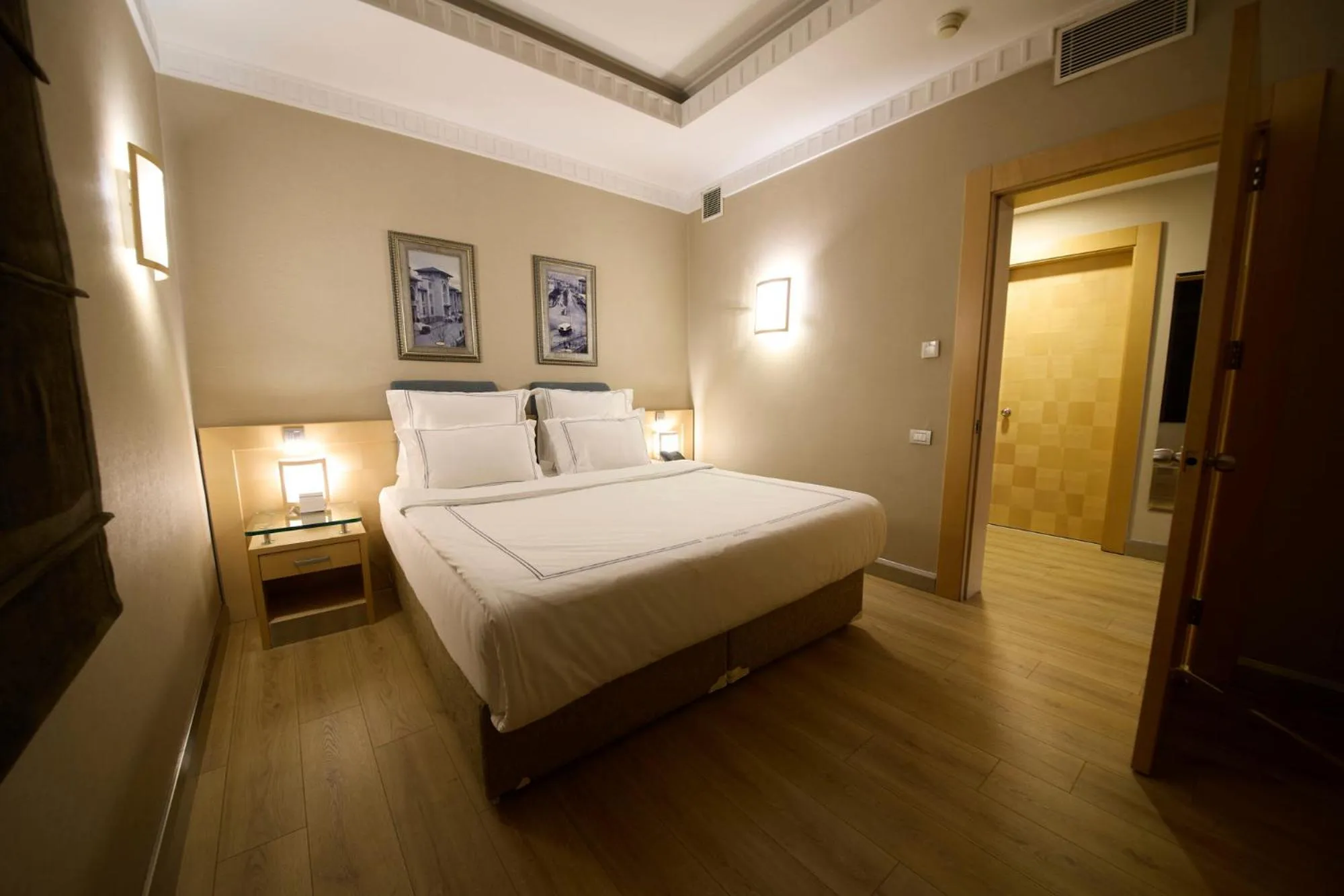 Property building, Bed in Metropolitan Hotels Ankara