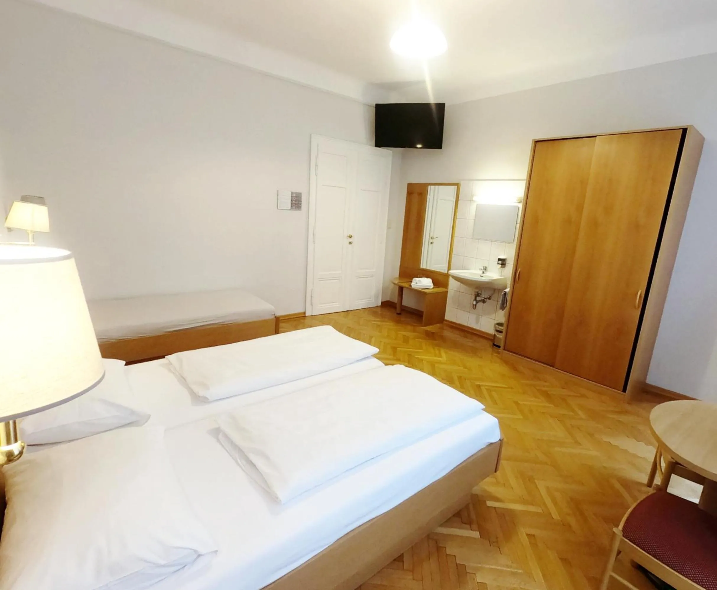 Double Room with Shared Bathroom in Hotel-Pension Fünfhaus