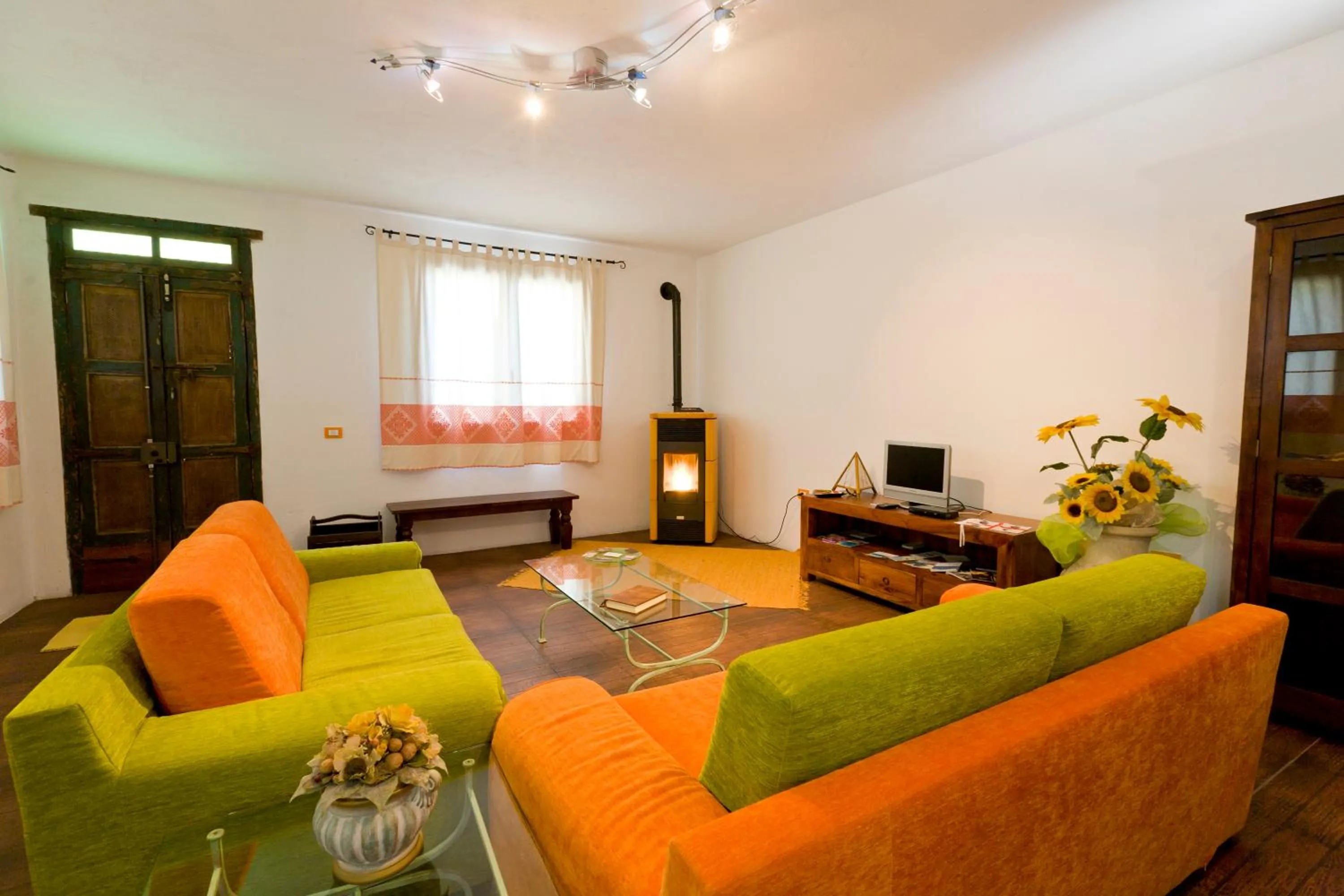 Communal lounge/ TV room in B&B Stentadì