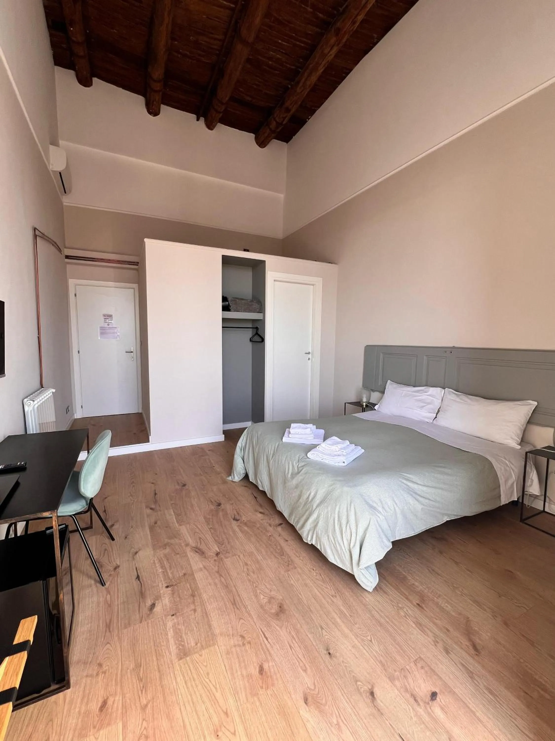 Photo of the whole room, Bed in Bellini View