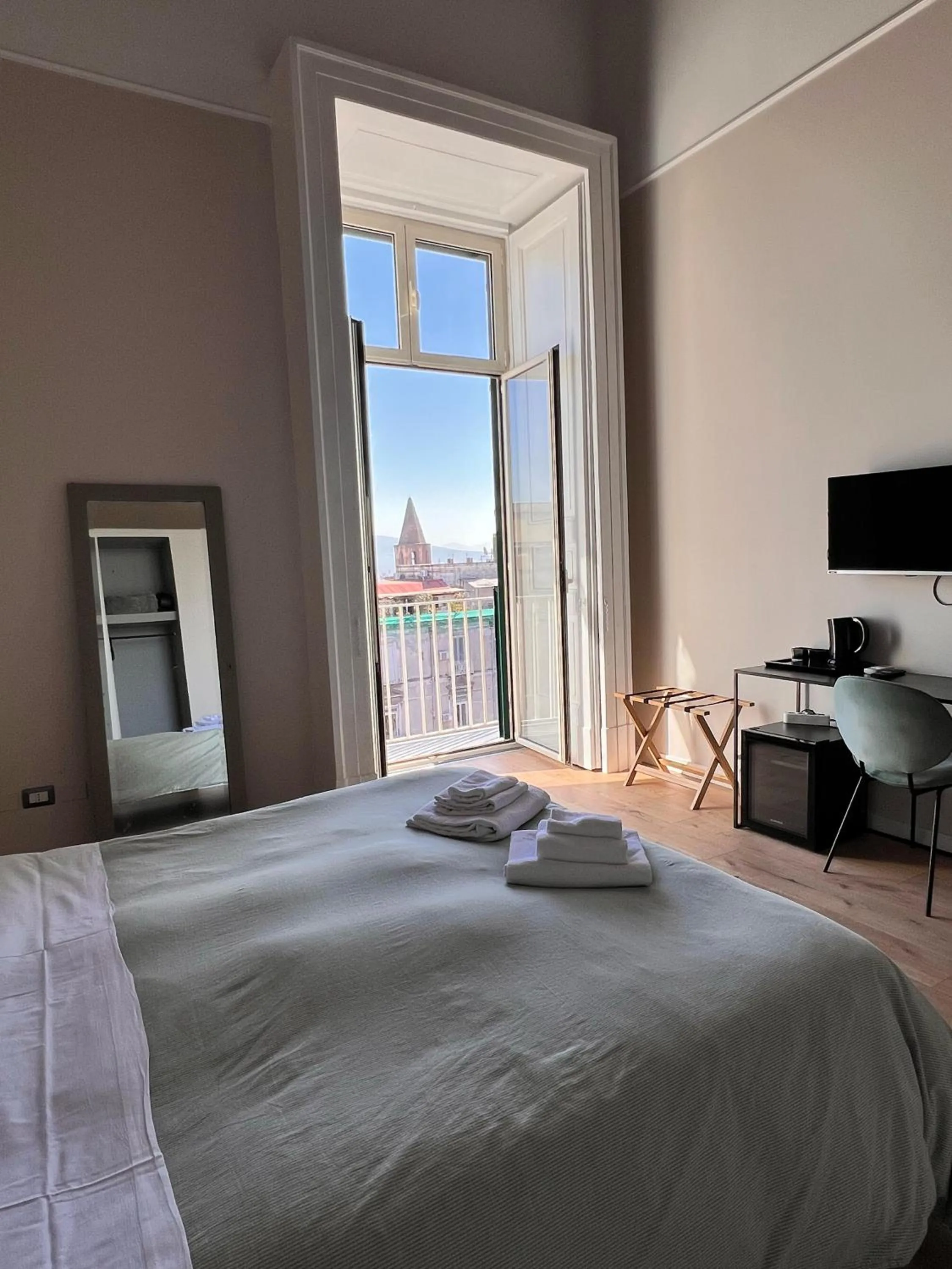 Photo of the whole room, Bed in Bellini View