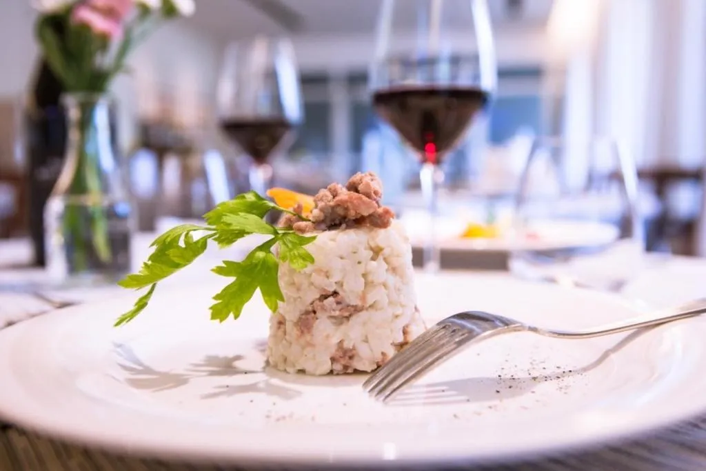 Restaurant/places to eat in Hotel Pace