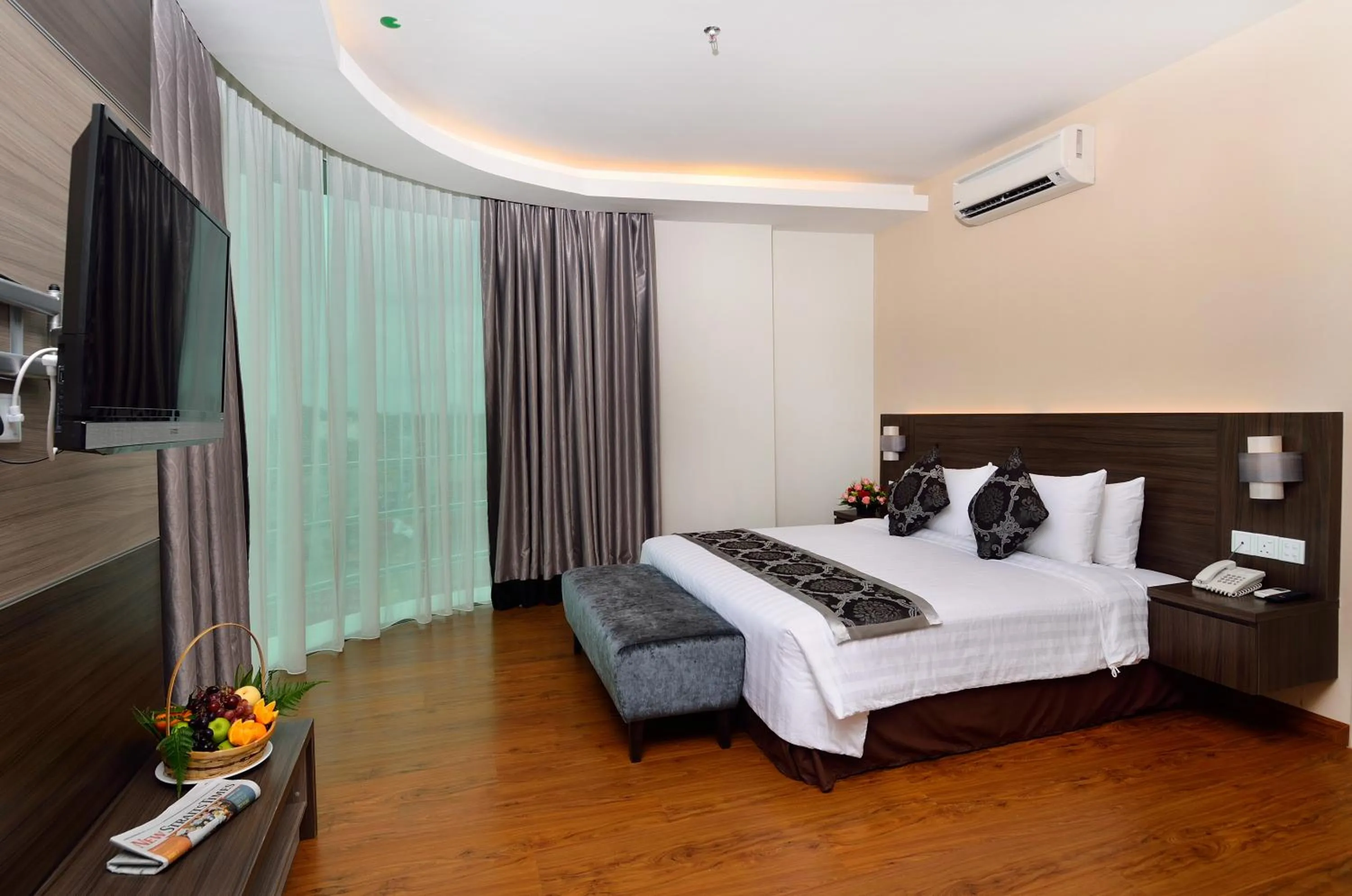 Photo of the whole room, Bed in Holiday Villa Hotel & Suites Kota Bharu - Wakaf Che Yeh, Night Market