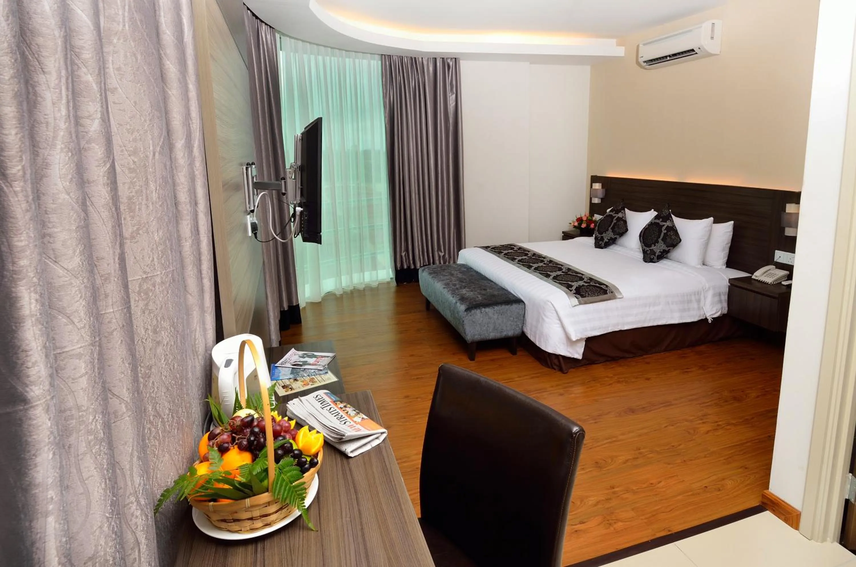 Photo of the whole room, Bed in Holiday Villa Hotel & Suites Kota Bharu - Wakaf Che Yeh, Night Market