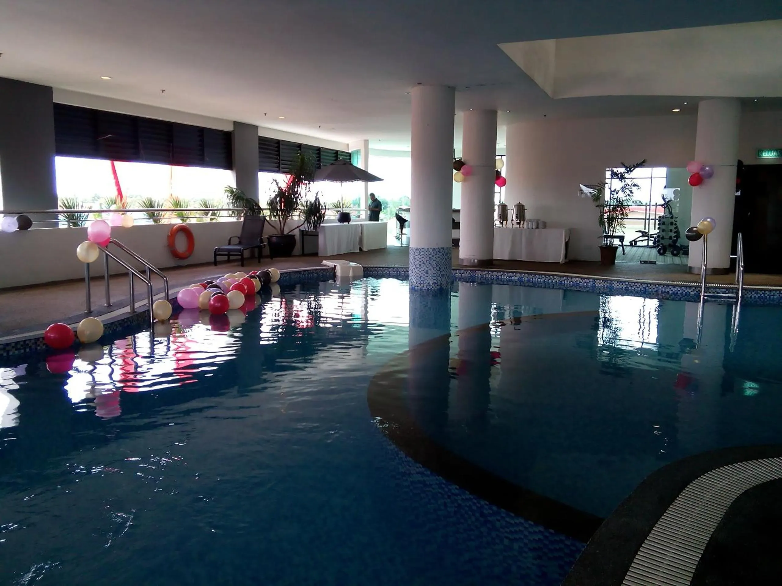 Swimming pool in Holiday Villa Hotel & Suites Kota Bharu - Wakaf Che Yeh, Night Market