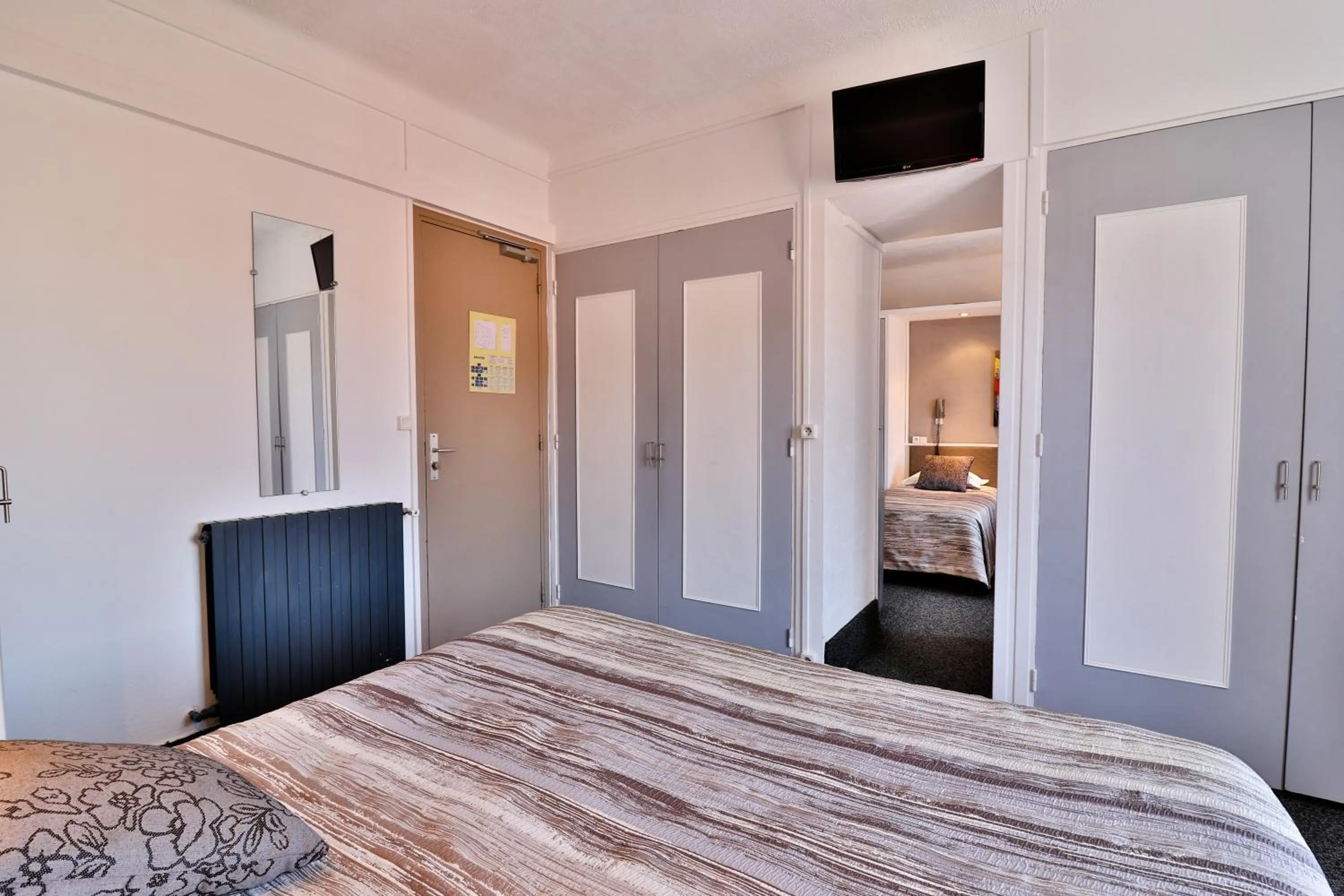 Photo of the whole room, Bed in Hôtel le Chardon Bleu