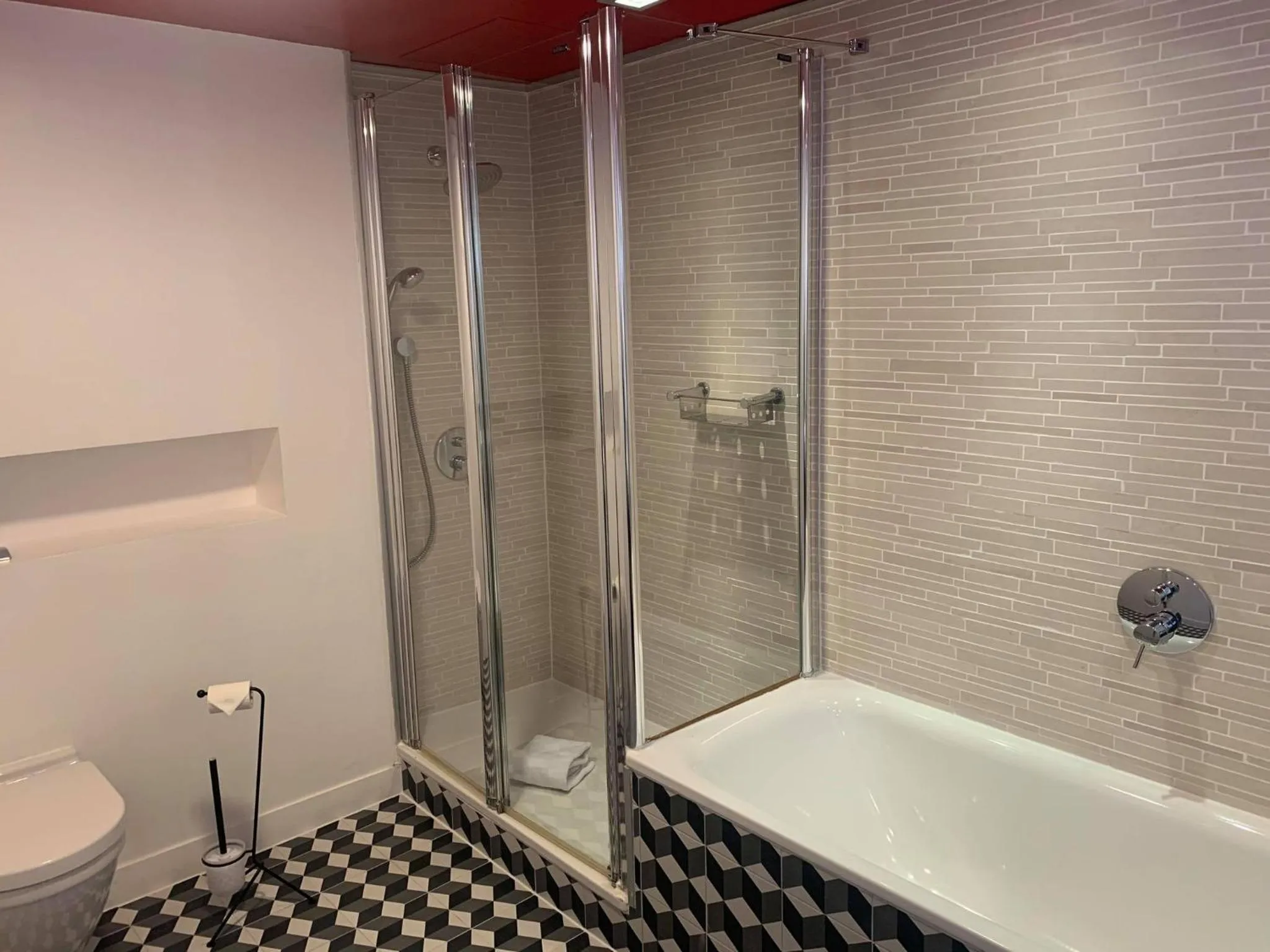 Bathroom in Les Pleiades Hôtel-Spa-Restaurant