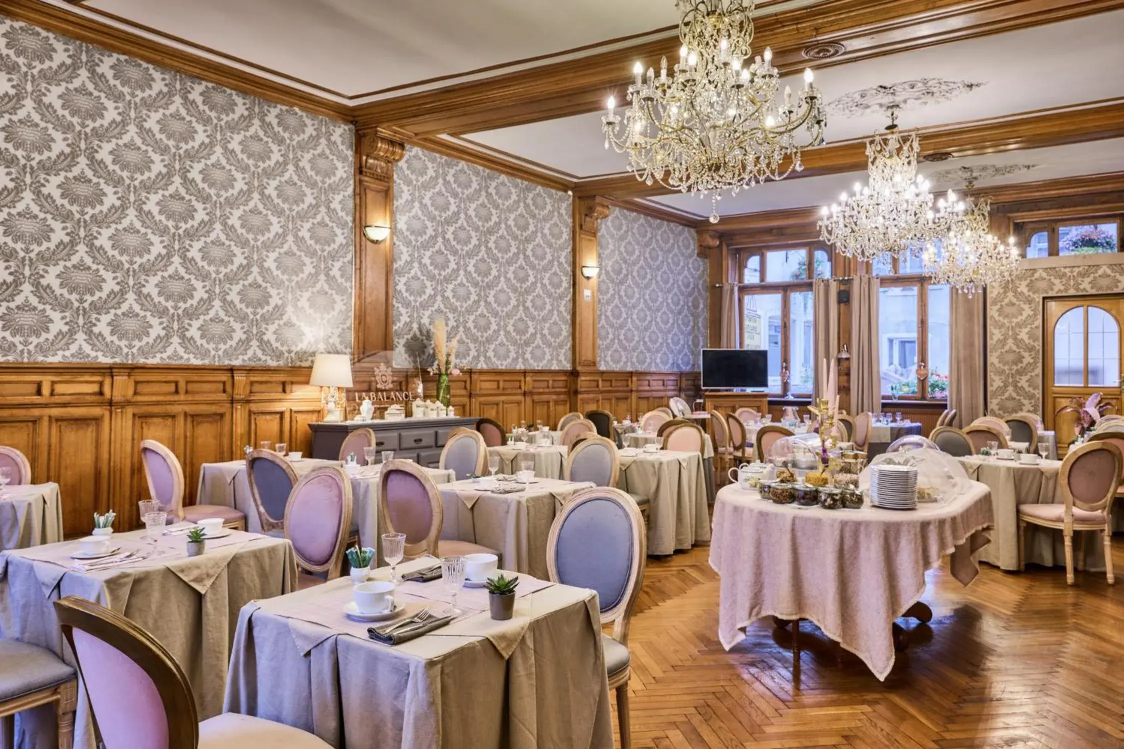 Breakfast in The Originals Boutique, Hôtel de la Balance, Montbéliard Breakfast in The Originals Boutique, Hôtel de la Balance, Montbéliard