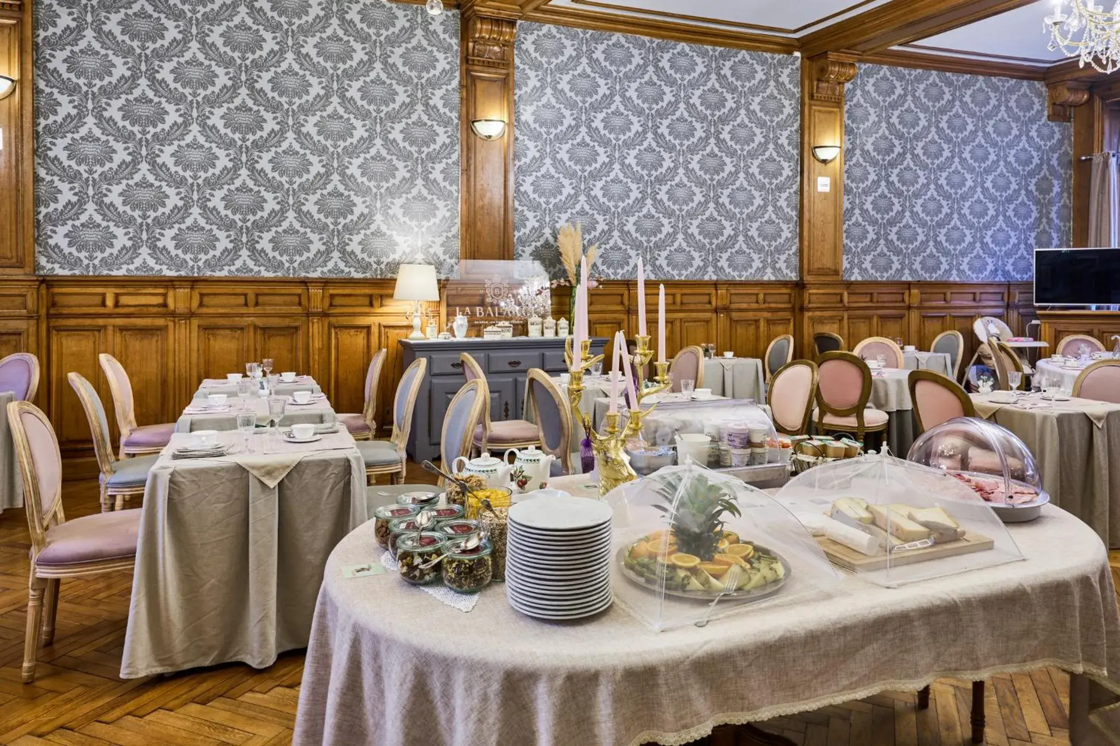 Breakfast in The Originals Boutique, Hôtel de la Balance, Montbéliard Breakfast in The Originals Boutique, Hôtel de la Balance, Montbéliard