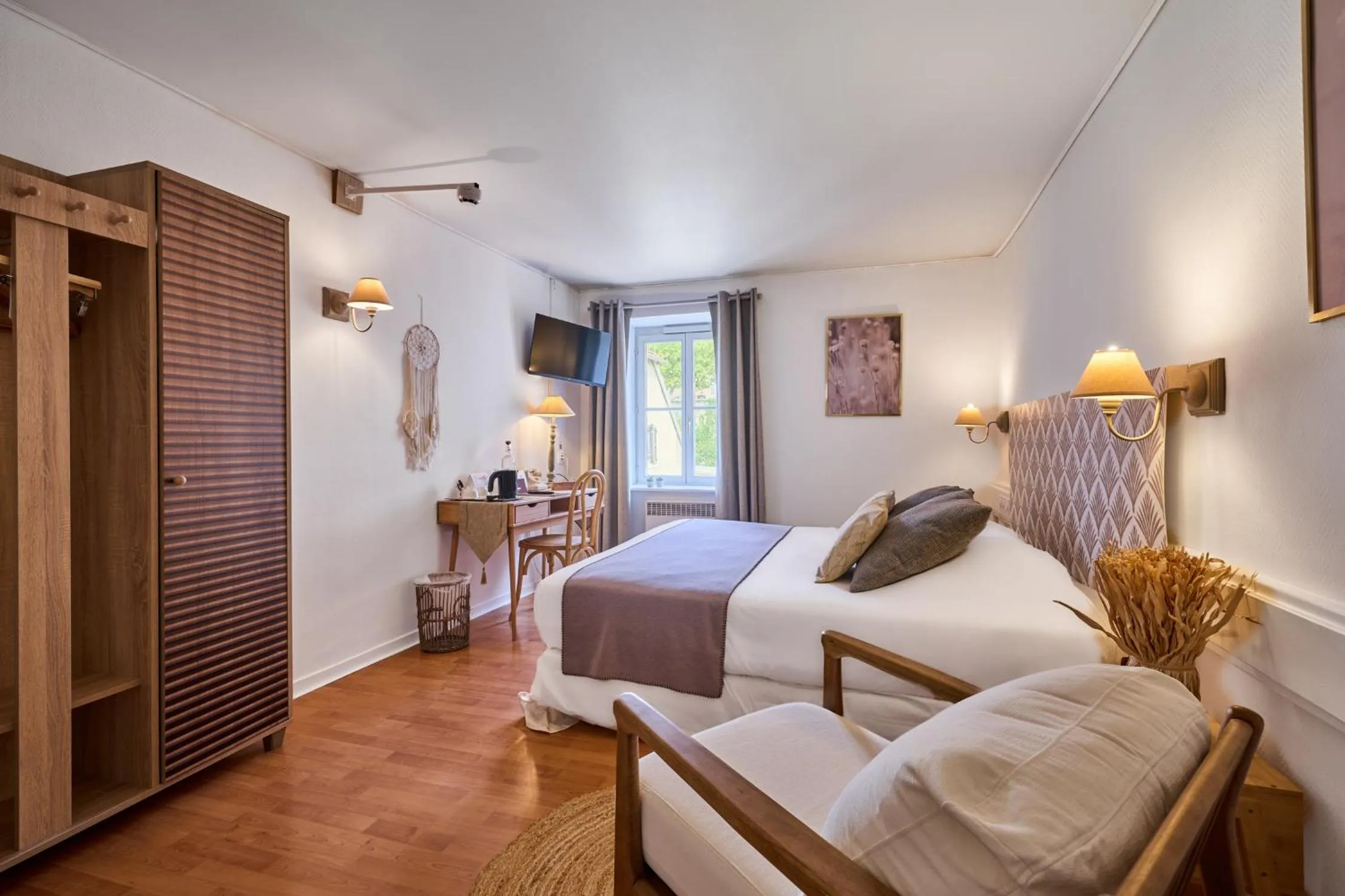 Photo of the whole room, Bed in The Originals Boutique, Hôtel de la Balance, Montbéliard