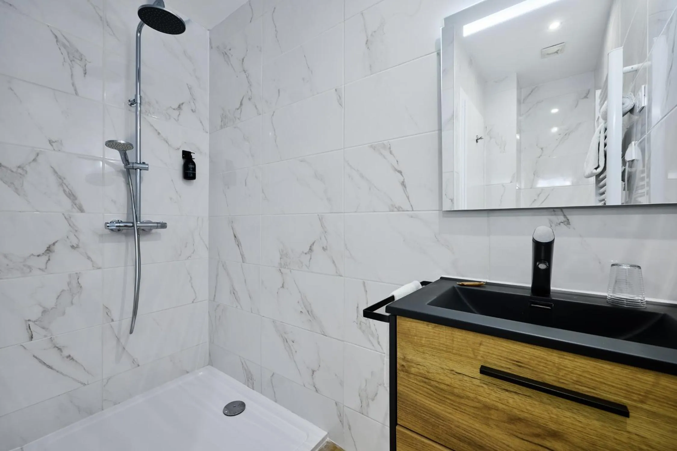 Bathroom in The Originals Boutique, Hôtel de la Balance, Montbéliard