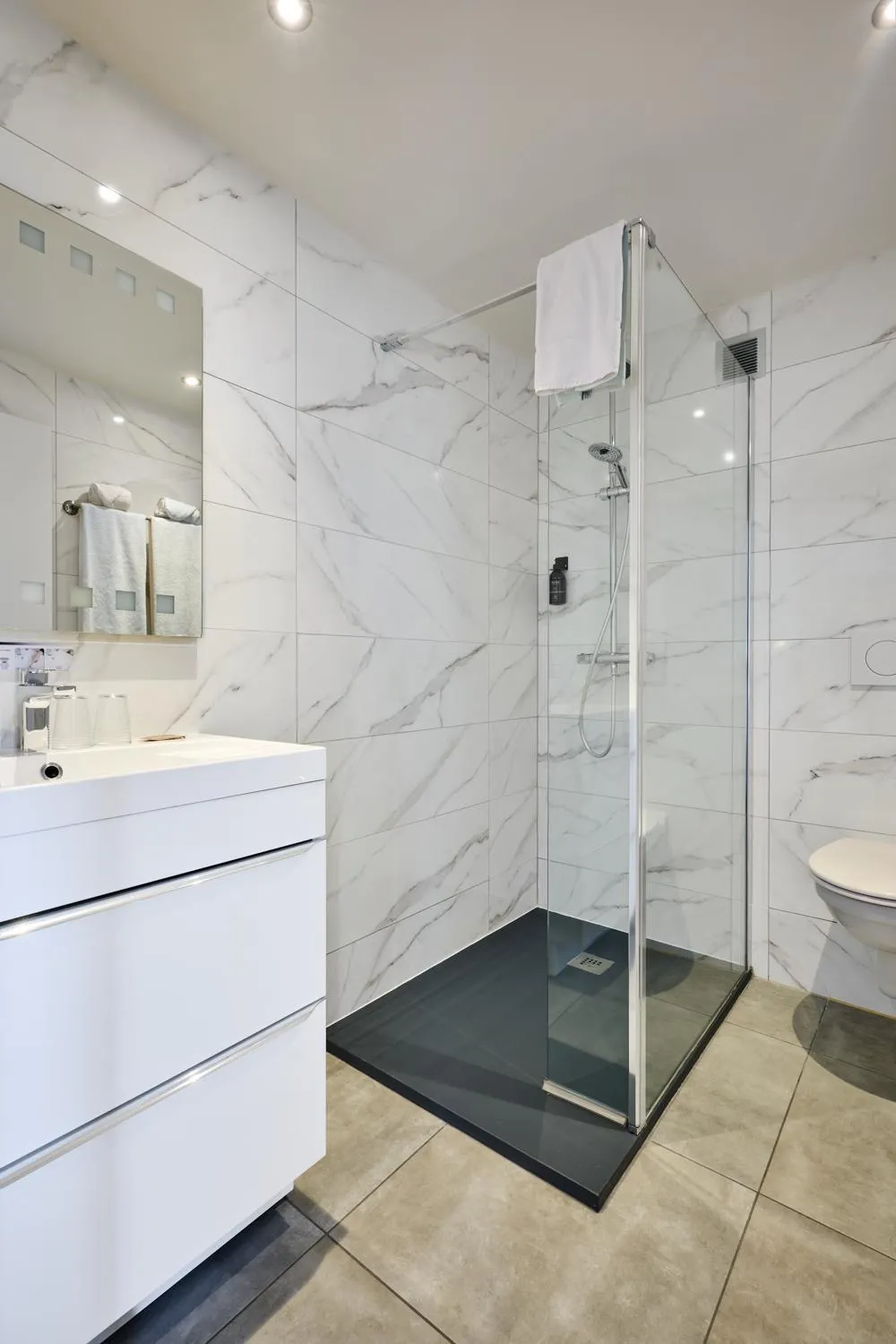 Bathroom in The Originals Boutique, Hôtel de la Balance, Montbéliard