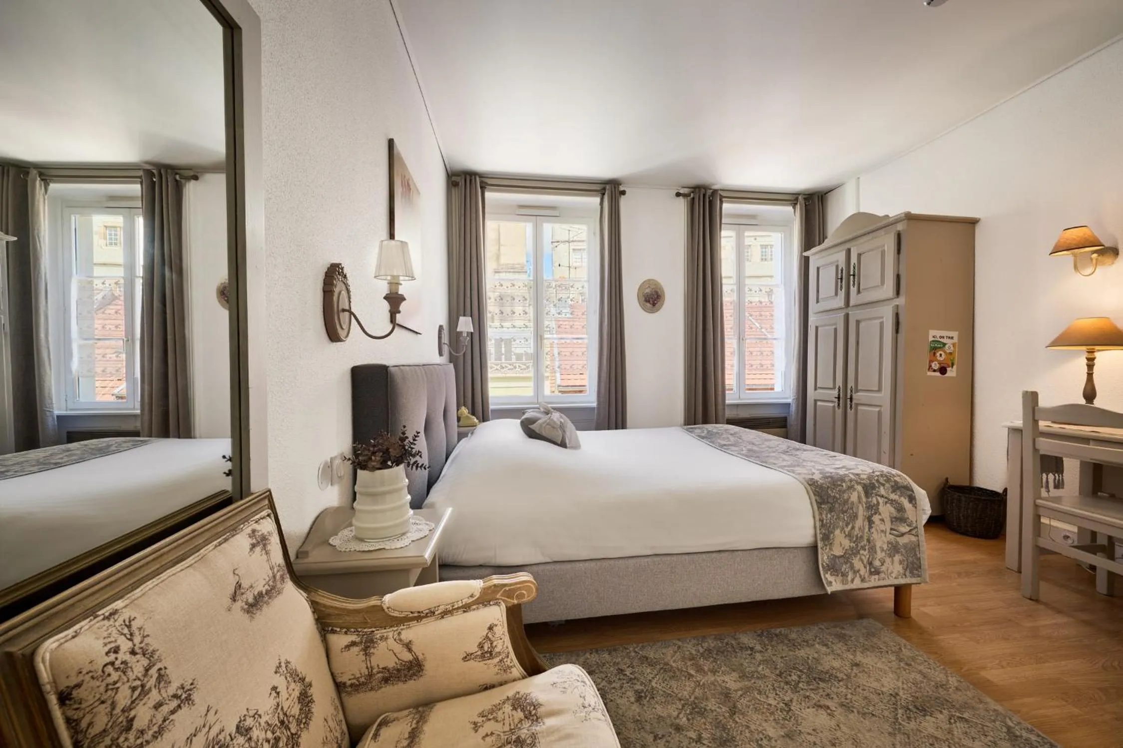 Property building, Bed in The Originals Boutique, Hôtel de la Balance, Montbéliard