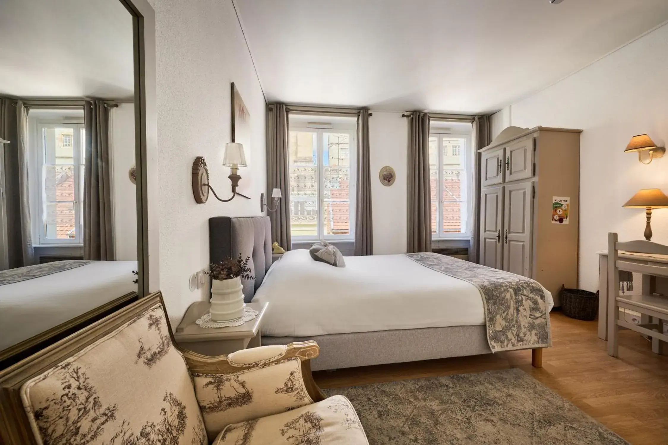 Property building, Bed in The Originals Boutique, Hôtel de la Balance, Montbéliard Property building, Bed in The Originals Boutique, Hôtel de la Balance, Montbéliard