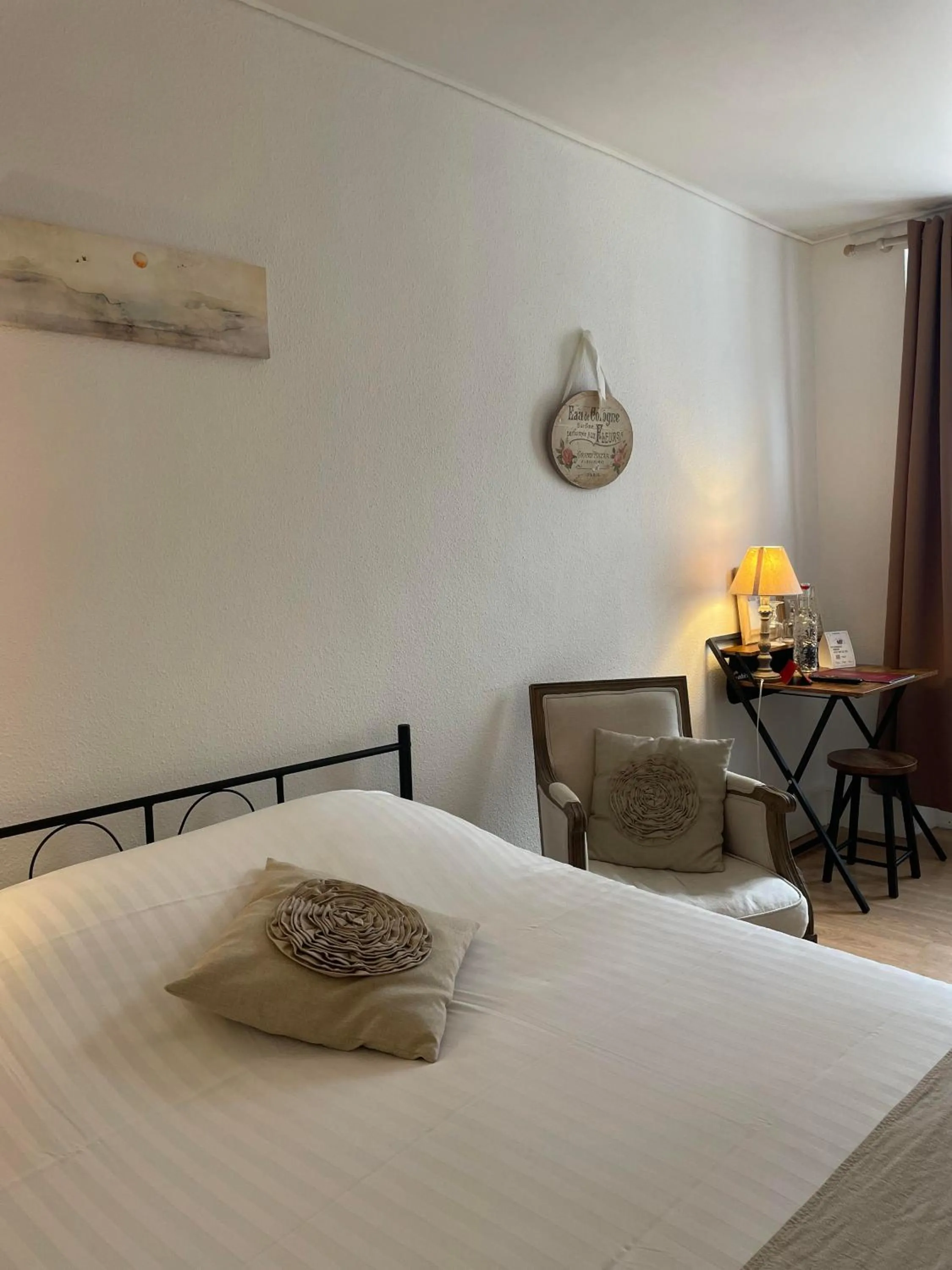 Photo of the whole room, Bed in The Originals Boutique, Hôtel de la Balance, Montbéliard