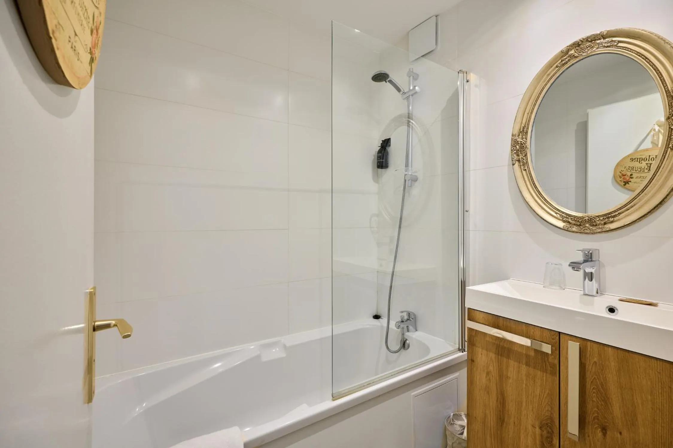 Bathroom in The Originals Boutique, Hôtel de la Balance, Montbéliard
