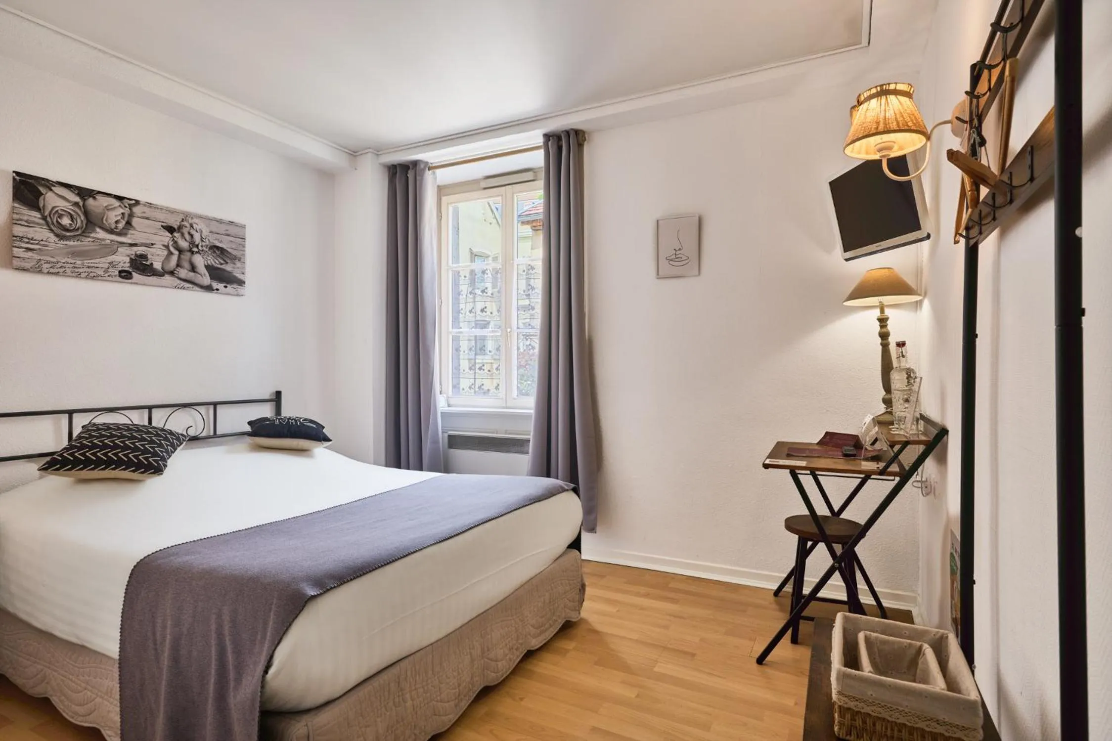Bedroom, Bed in The Originals Boutique, Hôtel de la Balance, Montbéliard