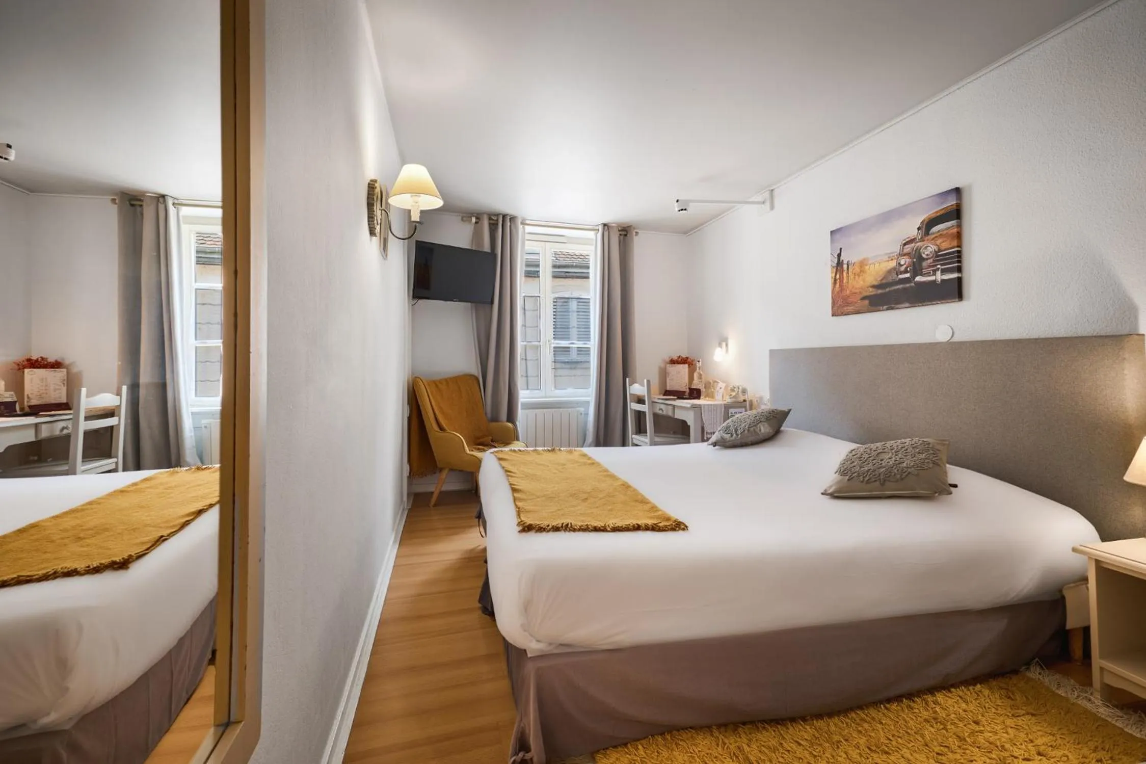 Photo of the whole room, Bed in The Originals Boutique, Hôtel de la Balance, Montbéliard